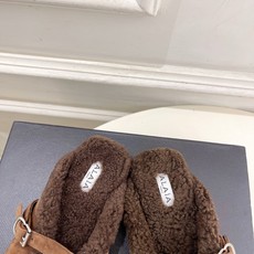 ALAÏA 阿莱亚26𝐬𝐬 2026秋冬新品 秀场同款 经典搭扣羊羔毛平底包头半拖鞋 ————————— Alaïa ALAÏA 阿莱亚26𝐬𝐬 2026秋冬新品 秀场同款 经典搭扣羊羔毛平底包头半拖鞋 ————————— Alaïa
