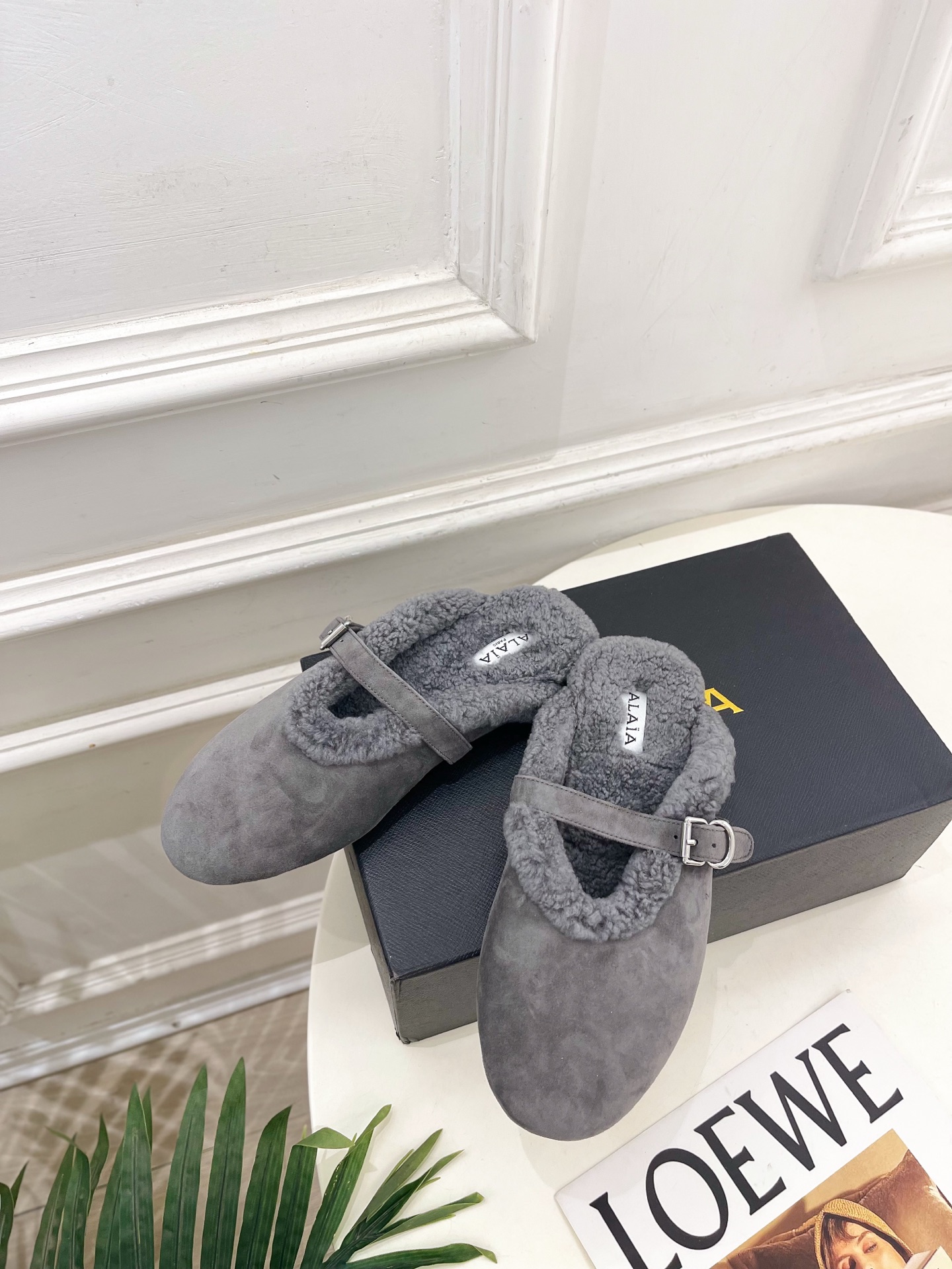 ALAÏA 阿莱亚26𝐬𝐬   2026秋冬新品 秀场同款 经典搭扣羊羔毛平底包头半拖鞋 ————————— Alaïa