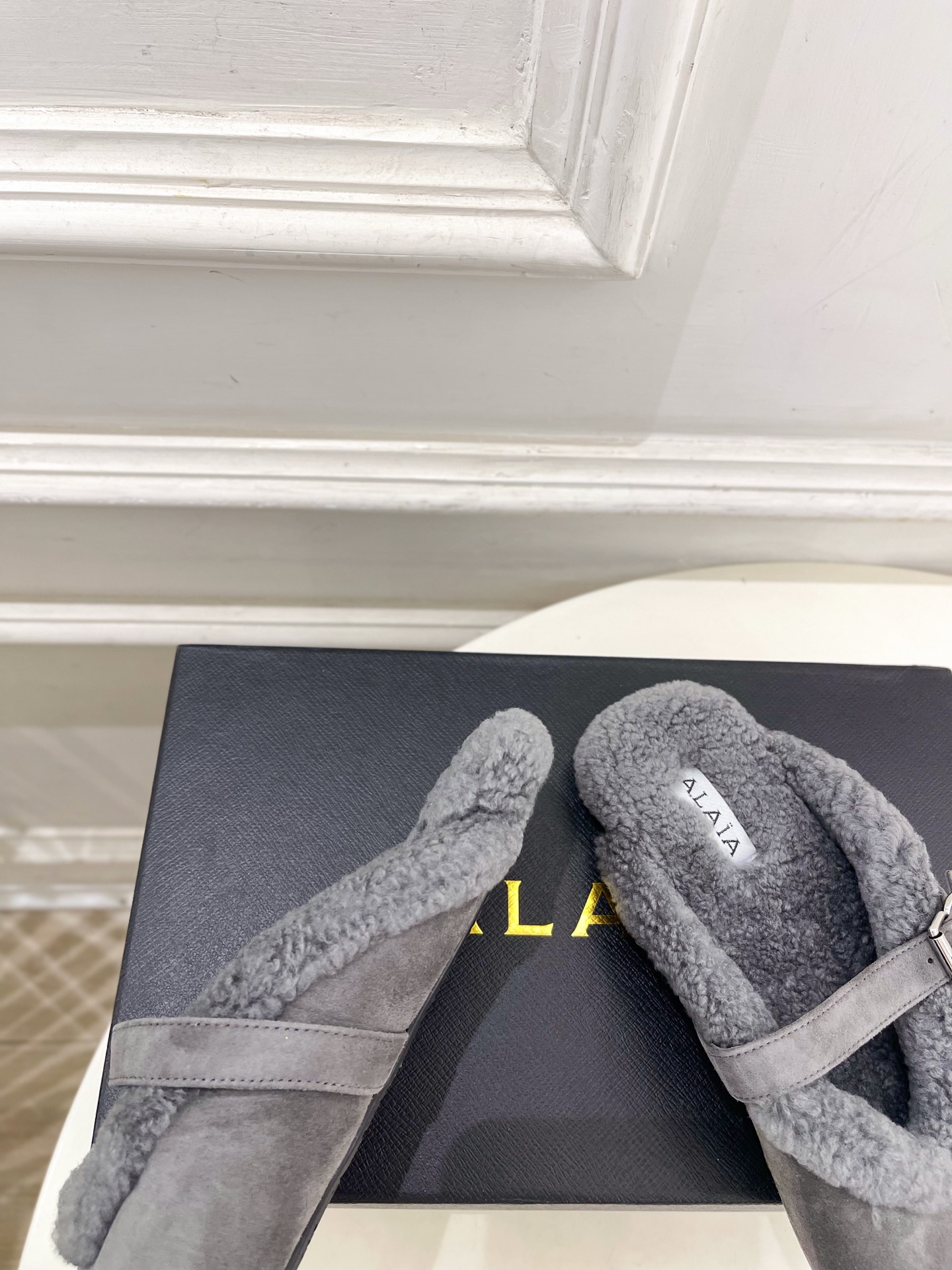 ALAÏA 阿莱亚26𝐬𝐬   2026秋冬新品 秀场同款 经典搭扣羊羔毛平底包头半拖鞋 ————————— Alaïa