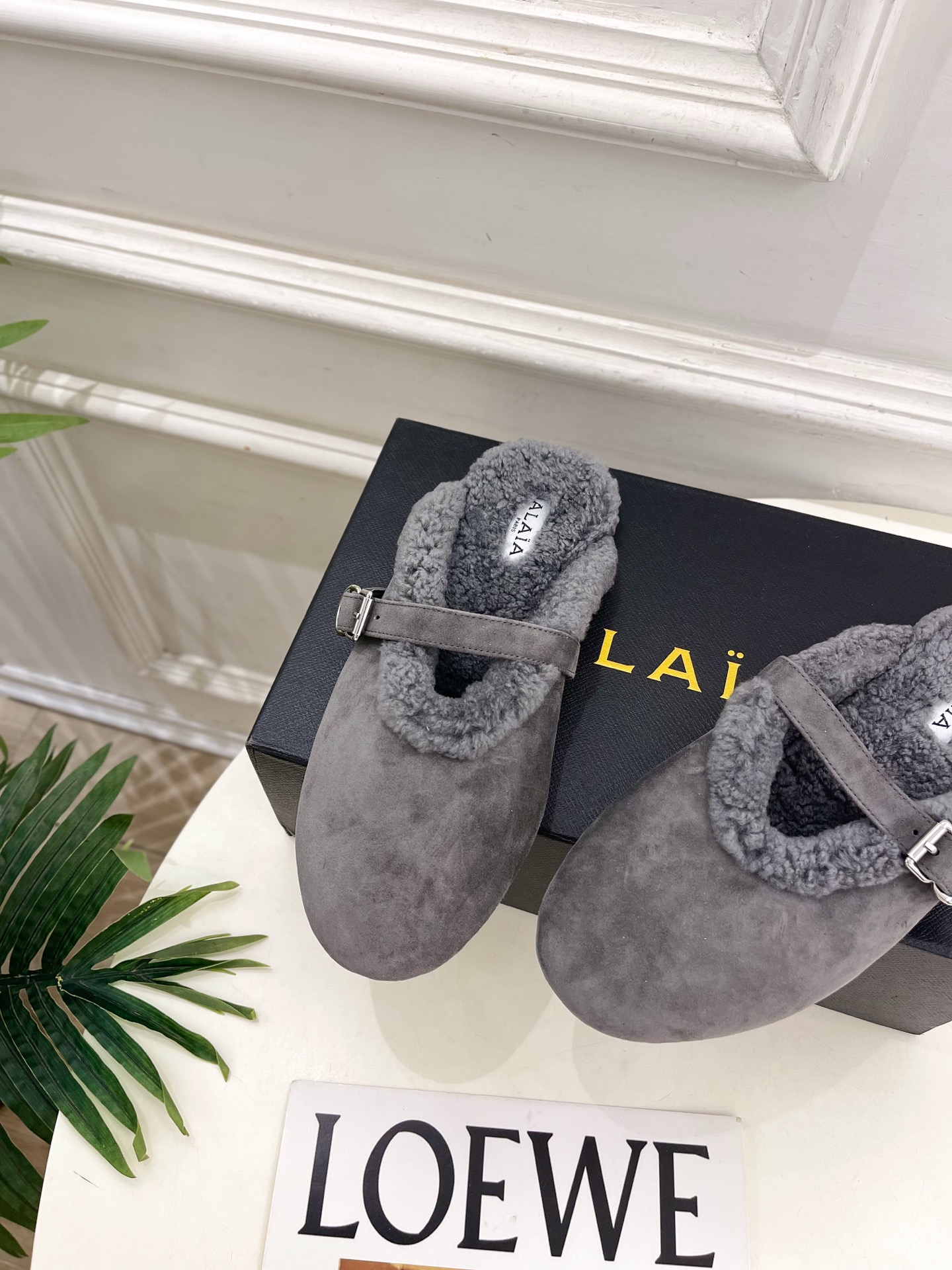 ALAÏA 阿莱亚26𝐬𝐬 2026秋冬新品 秀场同款 经典搭扣羊羔毛平底包头半拖鞋 ————————— Alaïa ALAÏA 阿莱亚26𝐬𝐬 2026秋冬新品 秀场同款 经典搭扣羊羔毛平底包头半拖鞋 ————————— Alaïa