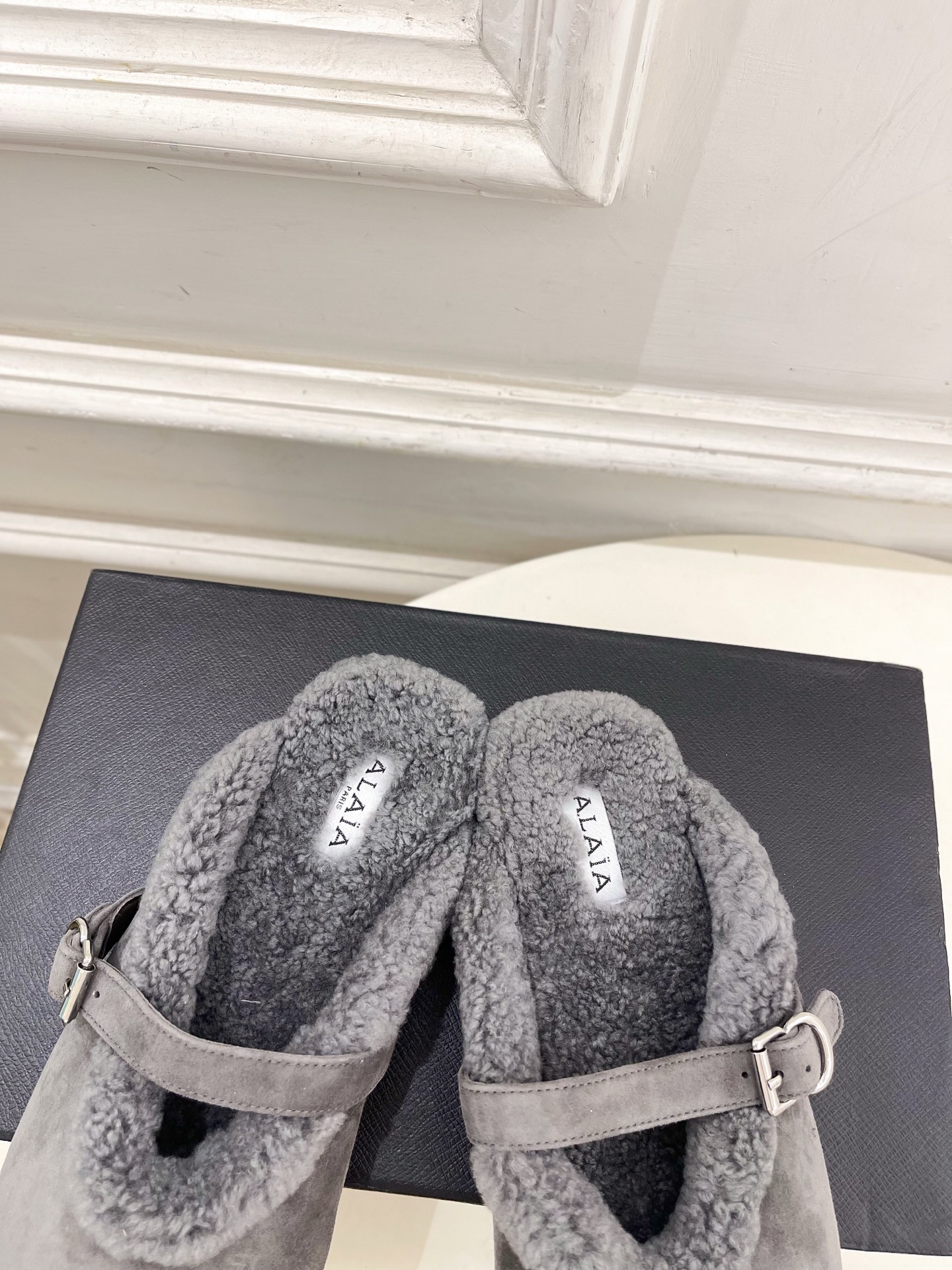 ALAÏA 阿莱亚26𝐬𝐬   2026秋冬新品 秀场同款 经典搭扣羊羔毛平底包头半拖鞋 ————————— Alaïa