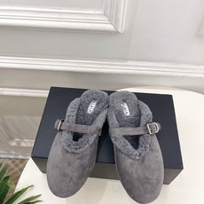 ALAÏA 阿莱亚26𝐬𝐬 2026秋冬新品 秀场同款 经典搭扣羊羔毛平底包头半拖鞋 ————————— Alaïa ALAÏA 阿莱亚26𝐬𝐬 2026秋冬新品 秀场同款 经典搭扣羊羔毛平底包头半拖鞋 ————————— Alaïa
