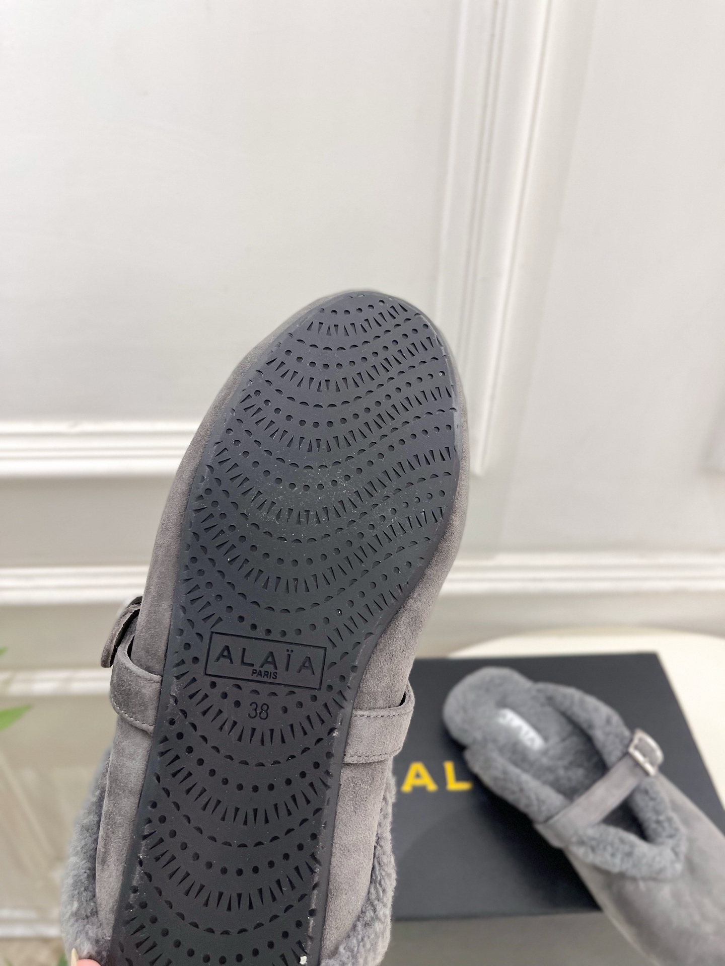 ALAÏA 阿莱亚26𝐬𝐬   2026秋冬新品 秀场同款 经典搭扣羊羔毛平底包头半拖鞋 ————————— Alaïa