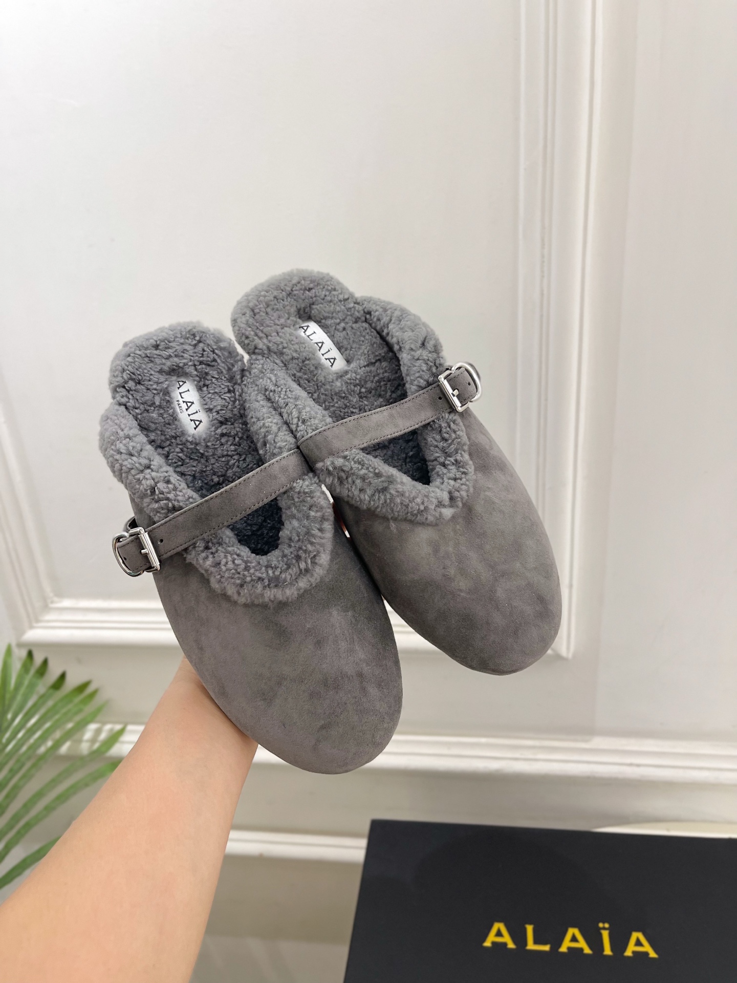 ALAÏA 阿莱亚26𝐬𝐬   2026秋冬新品 秀场同款 经典搭扣羊羔毛平底包头半拖鞋 ————————— Alaïa