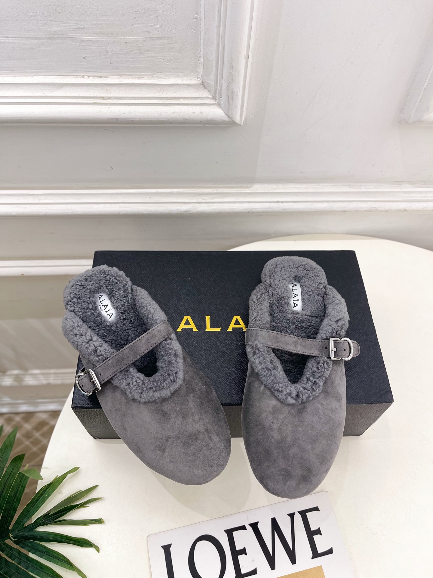 ALAÏA 阿莱亚26𝐬𝐬 2026秋冬新品 秀场同款 经典搭扣羊羔毛平底包头半拖鞋 ————————— Alaïa ALAÏA 阿莱亚26𝐬𝐬 2026秋冬新品 秀场同款 经典搭扣羊羔毛平底包头半拖鞋 ————————— Alaïa
