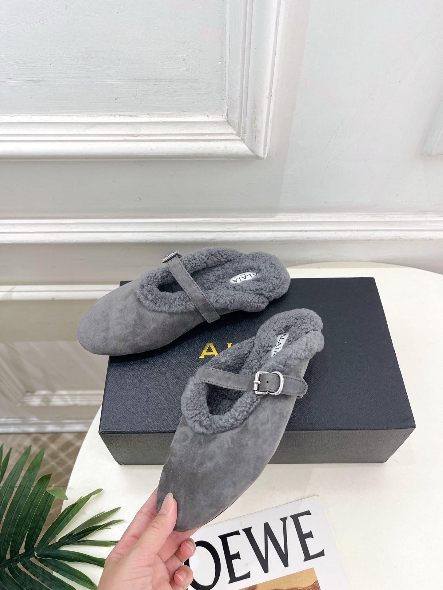 ALAÏA 阿莱亚26𝐬𝐬   2026秋冬新品 秀场同款 经典搭扣羊羔毛平底包头半拖鞋 ————————— Alaïa