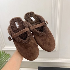 ALAÏA 阿莱亚26𝐬𝐬 2026秋冬新品 秀场同款 经典搭扣羊羔毛平底包头半拖鞋 ————————— Alaïa ALAÏA 阿莱亚26𝐬𝐬 2026秋冬新品 秀场同款 经典搭扣羊羔毛平底包头半拖鞋 ————————— Alaïa