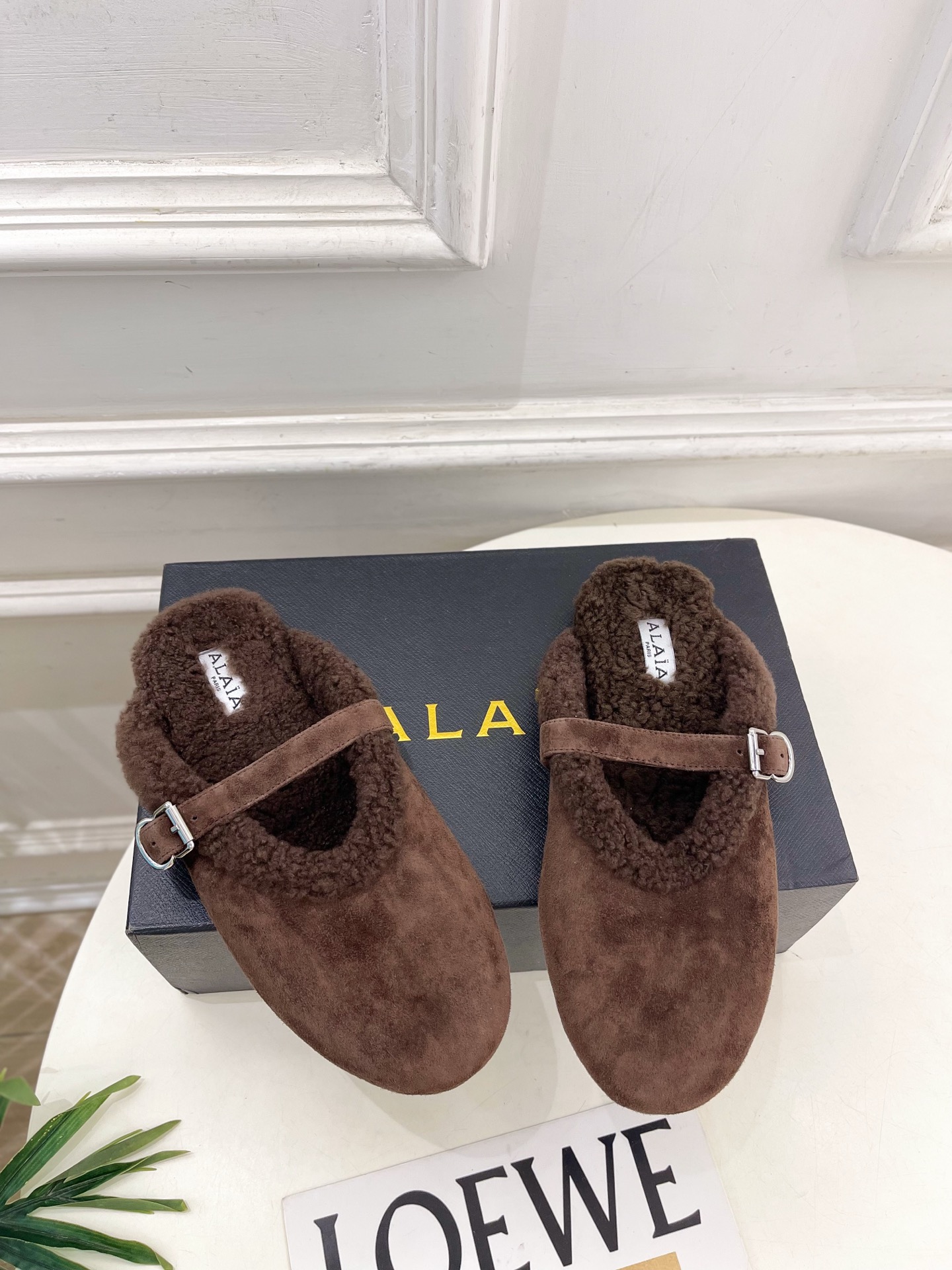 ALAÏA 阿莱亚26𝐬𝐬   2026秋冬新品 秀场同款 经典搭扣羊羔毛平底包头半拖鞋 ————————— Alaïa