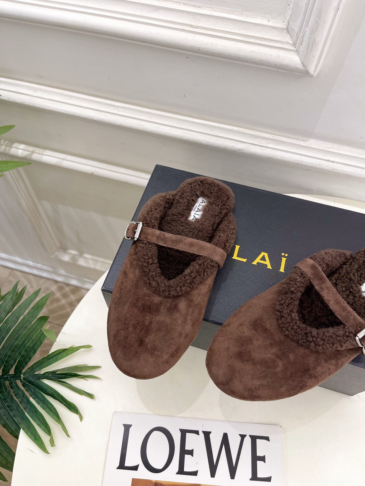 ALAÏA 阿莱亚26𝐬𝐬   2026秋冬新品 秀场同款 经典搭扣羊羔毛平底包头半拖鞋 ————————— Alaïa