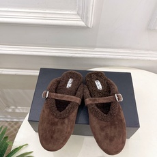 ALAÏA 阿莱亚26𝐬𝐬 2026秋冬新品 秀场同款 经典搭扣羊羔毛平底包头半拖鞋 ————————— Alaïa ALAÏA 阿莱亚26𝐬𝐬 2026秋冬新品 秀场同款 经典搭扣羊羔毛平底包头半拖鞋 ————————— Alaïa