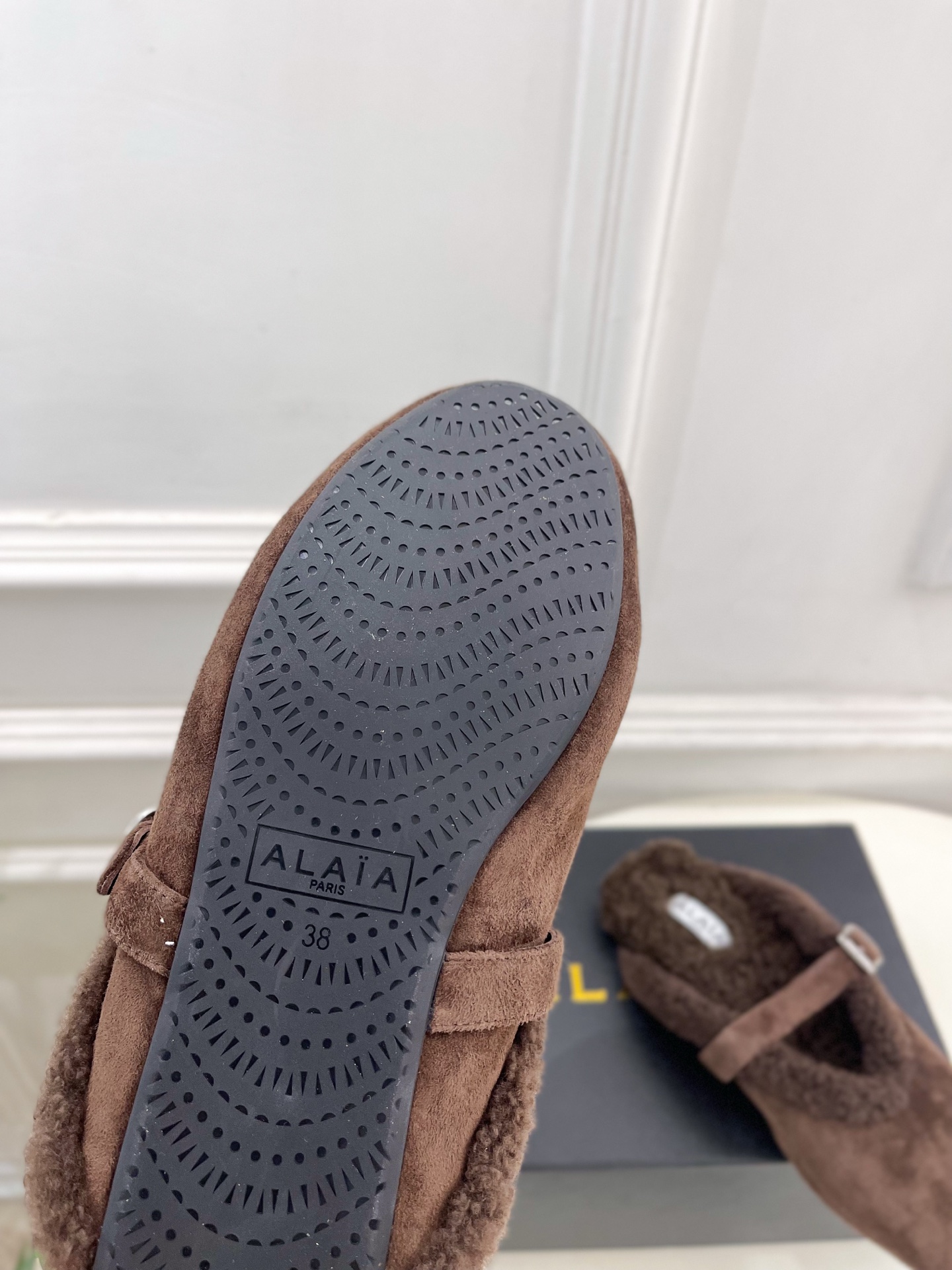ALAÏA 阿莱亚26𝐬𝐬   2026秋冬新品 秀场同款 经典搭扣羊羔毛平底包头半拖鞋 ————————— Alaïa