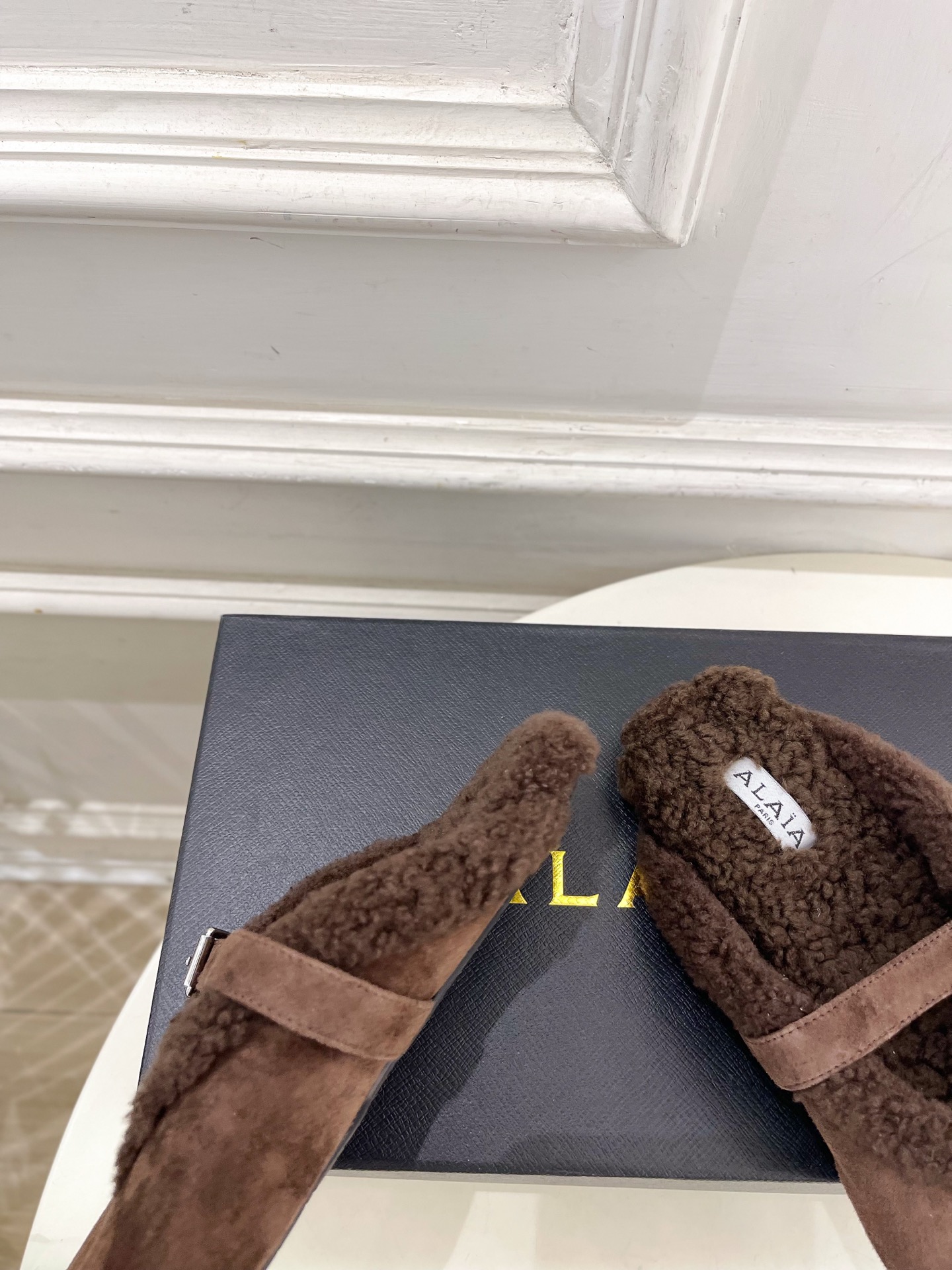 ALAÏA 阿莱亚26𝐬𝐬   2026秋冬新品 秀场同款 经典搭扣羊羔毛平底包头半拖鞋 ————————— Alaïa