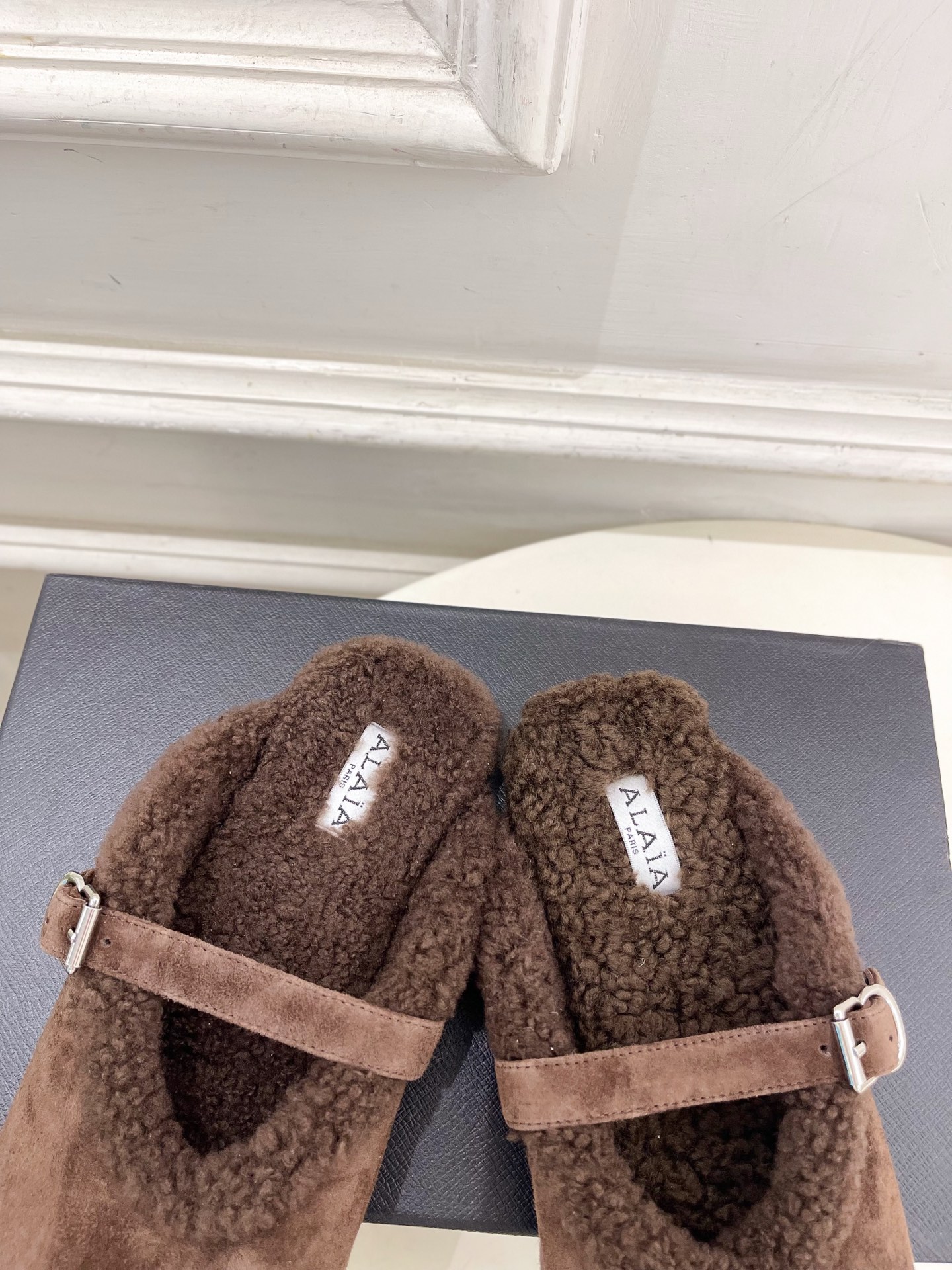 ALAÏA 阿莱亚26𝐬𝐬   2026秋冬新品 秀场同款 经典搭扣羊羔毛平底包头半拖鞋 ————————— Alaïa