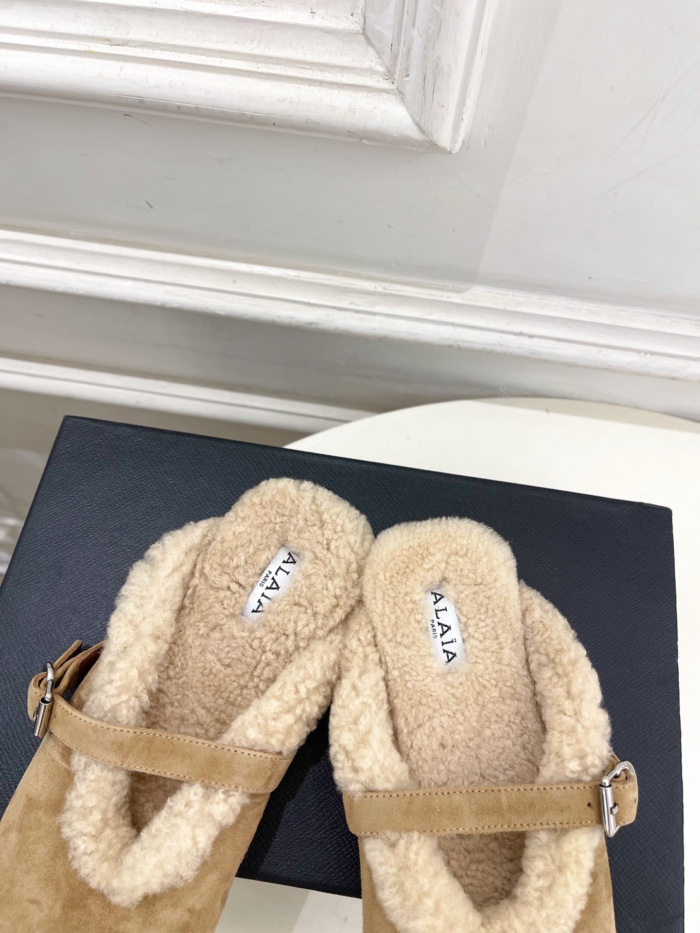 ALAÏA 阿莱亚26𝐬𝐬 2026秋冬新品 秀场同款 经典搭扣羊羔毛平底包头半拖鞋 ————————— Alaïa ALAÏA 阿莱亚26𝐬𝐬 2026秋冬新品 秀场同款 经典搭扣羊羔毛平底包头半拖鞋 ————————— Alaïa