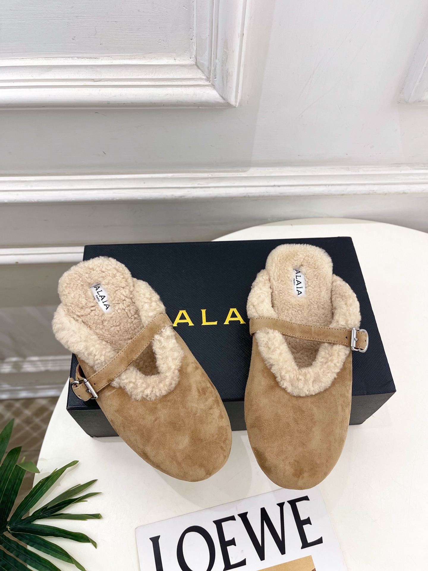 ALAÏA 阿莱亚26𝐬𝐬 2026秋冬新品 秀场同款 经典搭扣羊羔毛平底包头半拖鞋 ————————— Alaïa ALAÏA 阿莱亚26𝐬𝐬 2026秋冬新品 秀场同款 经典搭扣羊羔毛平底包头半拖鞋 ————————— Alaïa