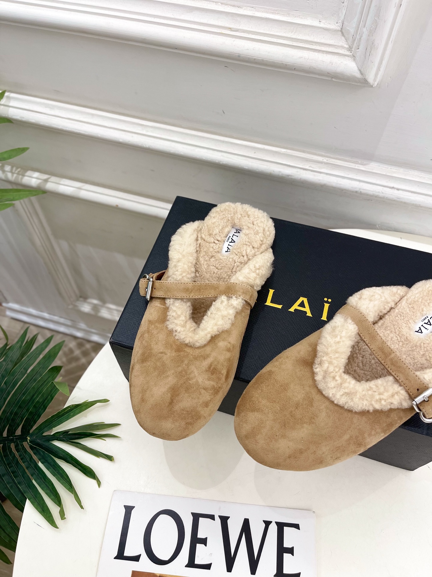 ALAÏA 阿莱亚26𝐬𝐬 2026秋冬新品 秀场同款 经典搭扣羊羔毛平底包头半拖鞋 ————————— Alaïa ALAÏA 阿莱亚26𝐬𝐬 2026秋冬新品 秀场同款 经典搭扣羊羔毛平底包头半拖鞋 ————————— Alaïa