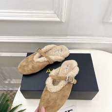 ALAÏA 阿莱亚26𝐬𝐬 2026秋冬新品 秀场同款 经典搭扣羊羔毛平底包头半拖鞋 ————————— Alaïa ALAÏA 阿莱亚26𝐬𝐬 2026秋冬新品 秀场同款 经典搭扣羊羔毛平底包头半拖鞋 ————————— Alaïa