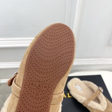 ALAÏA 阿莱亚26𝐬𝐬 2026秋冬新品 秀场同款 经典搭扣羊羔毛平底包头半拖鞋 ————————— Alaïa ALAÏA 阿莱亚26𝐬𝐬 2026秋冬新品 秀场同款 经典搭扣羊羔毛平底包头半拖鞋 ————————— Alaïa