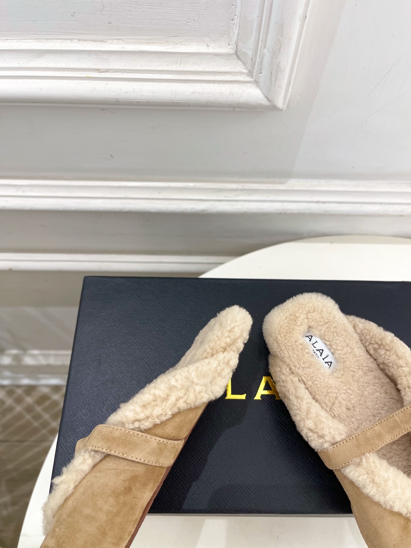ALAÏA 阿莱亚26𝐬𝐬 2026秋冬新品 秀场同款 经典搭扣羊羔毛平底包头半拖鞋 ————————— Alaïa ALAÏA 阿莱亚26𝐬𝐬 2026秋冬新品 秀场同款 经典搭扣羊羔毛平底包头半拖鞋 ————————— Alaïa