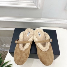 ALAÏA 阿莱亚26𝐬𝐬 2026秋冬新品 秀场同款 经典搭扣羊羔毛平底包头半拖鞋 ————————— Alaïa ALAÏA 阿莱亚26𝐬𝐬 2026秋冬新品 秀场同款 经典搭扣羊羔毛平底包头半拖鞋 ————————— Alaïa