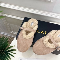 ALAÏA 阿莱亚26𝐬𝐬 2026秋冬新品 秀场同款 经典搭扣羊羔毛平底包头半拖鞋 ————————— Alaïa ALAÏA 阿莱亚26𝐬𝐬 2026秋冬新品 秀场同款 经典搭扣羊羔毛平底包头半拖鞋 ————————— Alaïa