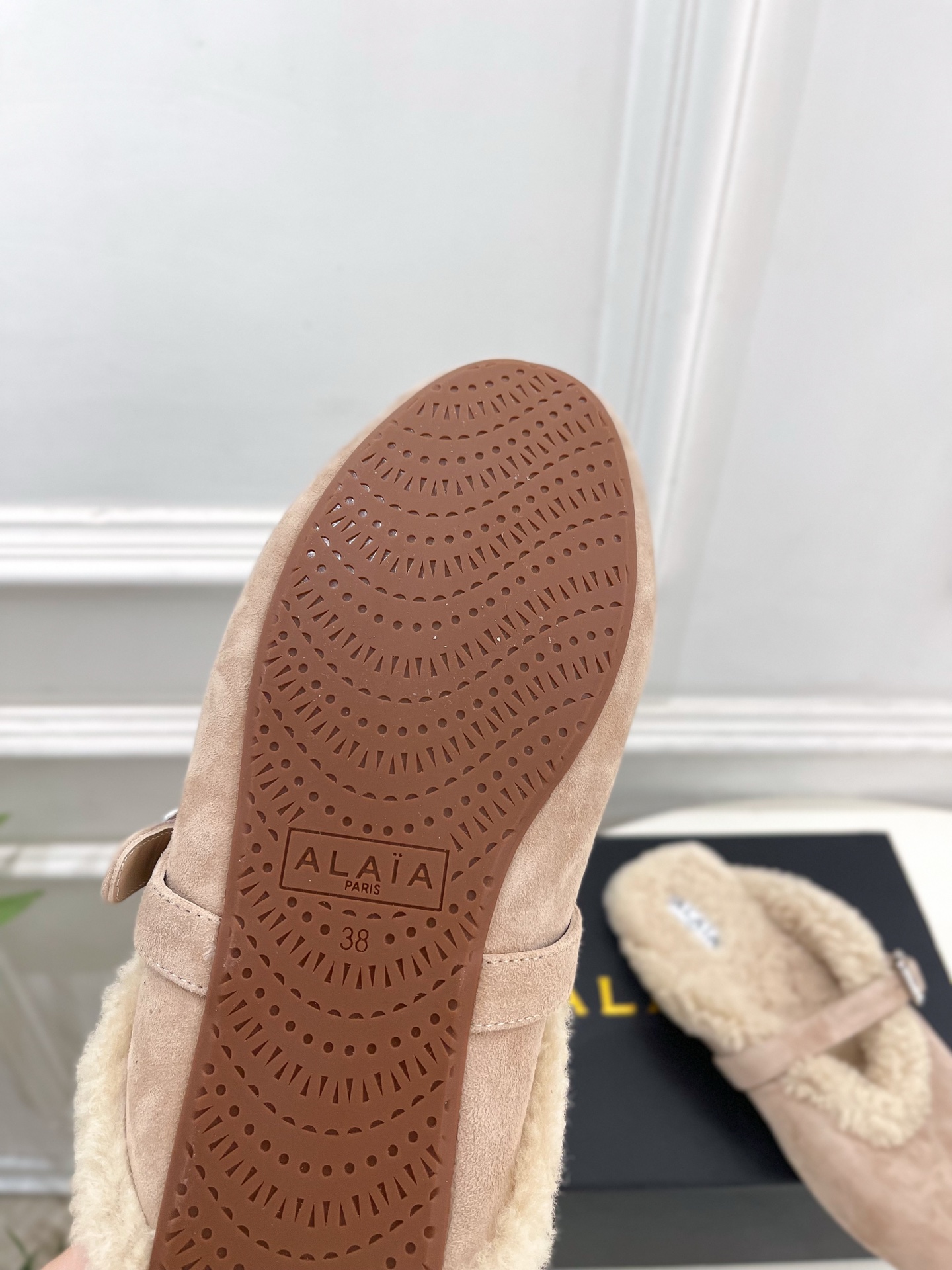 ALAÏA 阿莱亚26𝐬𝐬 2026秋冬新品 秀场同款 经典搭扣羊羔毛平底包头半拖鞋 ————————— Alaïa ALAÏA 阿莱亚26𝐬𝐬 2026秋冬新品 秀场同款 经典搭扣羊羔毛平底包头半拖鞋 ————————— Alaïa