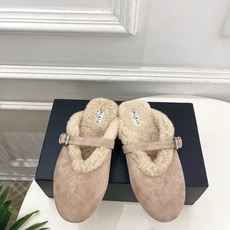 ALAÏA 阿莱亚26𝐬𝐬 2026秋冬新品 秀场同款 经典搭扣羊羔毛平底包头半拖鞋 ————————— Alaïa ALAÏA 阿莱亚26𝐬𝐬 2026秋冬新品 秀场同款 经典搭扣羊羔毛平底包头半拖鞋 ————————— Alaïa