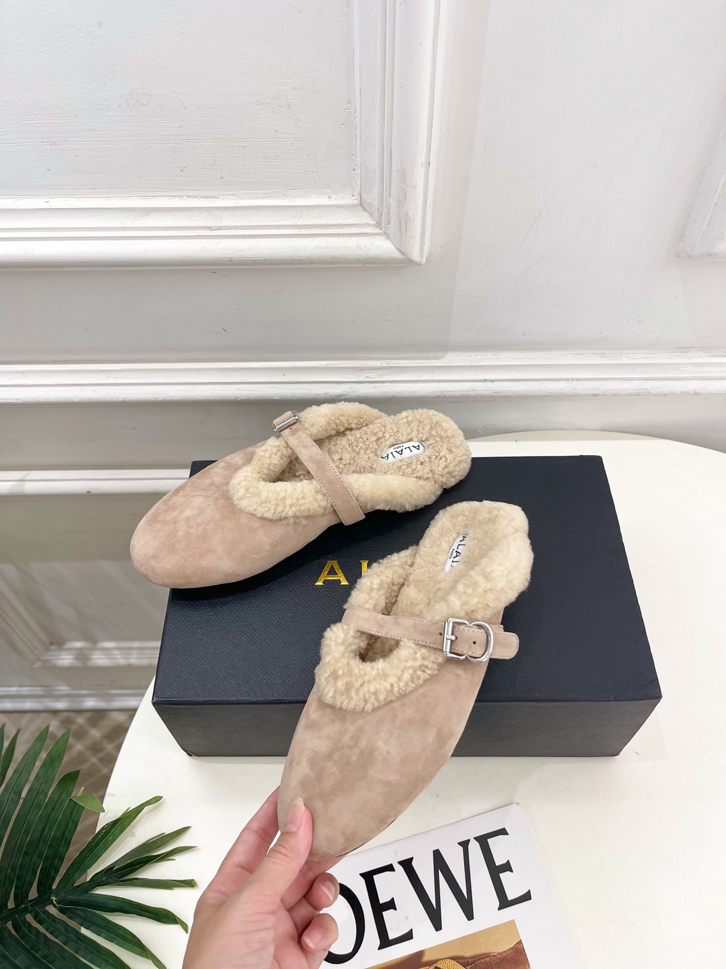 ALAÏA 阿莱亚26𝐬𝐬 2026秋冬新品 秀场同款 经典搭扣羊羔毛平底包头半拖鞋 ————————— Alaïa ALAÏA 阿莱亚26𝐬𝐬 2026秋冬新品 秀场同款 经典搭扣羊羔毛平底包头半拖鞋 ————————— Alaïa