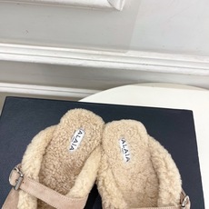 ALAÏA 阿莱亚26𝐬𝐬 2026秋冬新品 秀场同款 经典搭扣羊羔毛平底包头半拖鞋 ————————— Alaïa ALAÏA 阿莱亚26𝐬𝐬 2026秋冬新品 秀场同款 经典搭扣羊羔毛平底包头半拖鞋 ————————— Alaïa