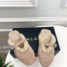 ALAÏA 阿莱亚26𝐬𝐬 2026秋冬新品 秀场同款 经典搭扣羊羔毛平底包头半拖鞋 ————————— Alaïa ALAÏA 阿莱亚26𝐬𝐬 2026秋冬新品 秀场同款 经典搭扣羊羔毛平底包头半拖鞋 ————————— Alaïa