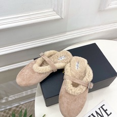 ALAÏA 阿莱亚26𝐬𝐬 2026秋冬新品 秀场同款 经典搭扣羊羔毛平底包头半拖鞋 ————————— Alaïa ALAÏA 阿莱亚26𝐬𝐬 2026秋冬新品 秀场同款 经典搭扣羊羔毛平底包头半拖鞋 ————————— Alaïa
