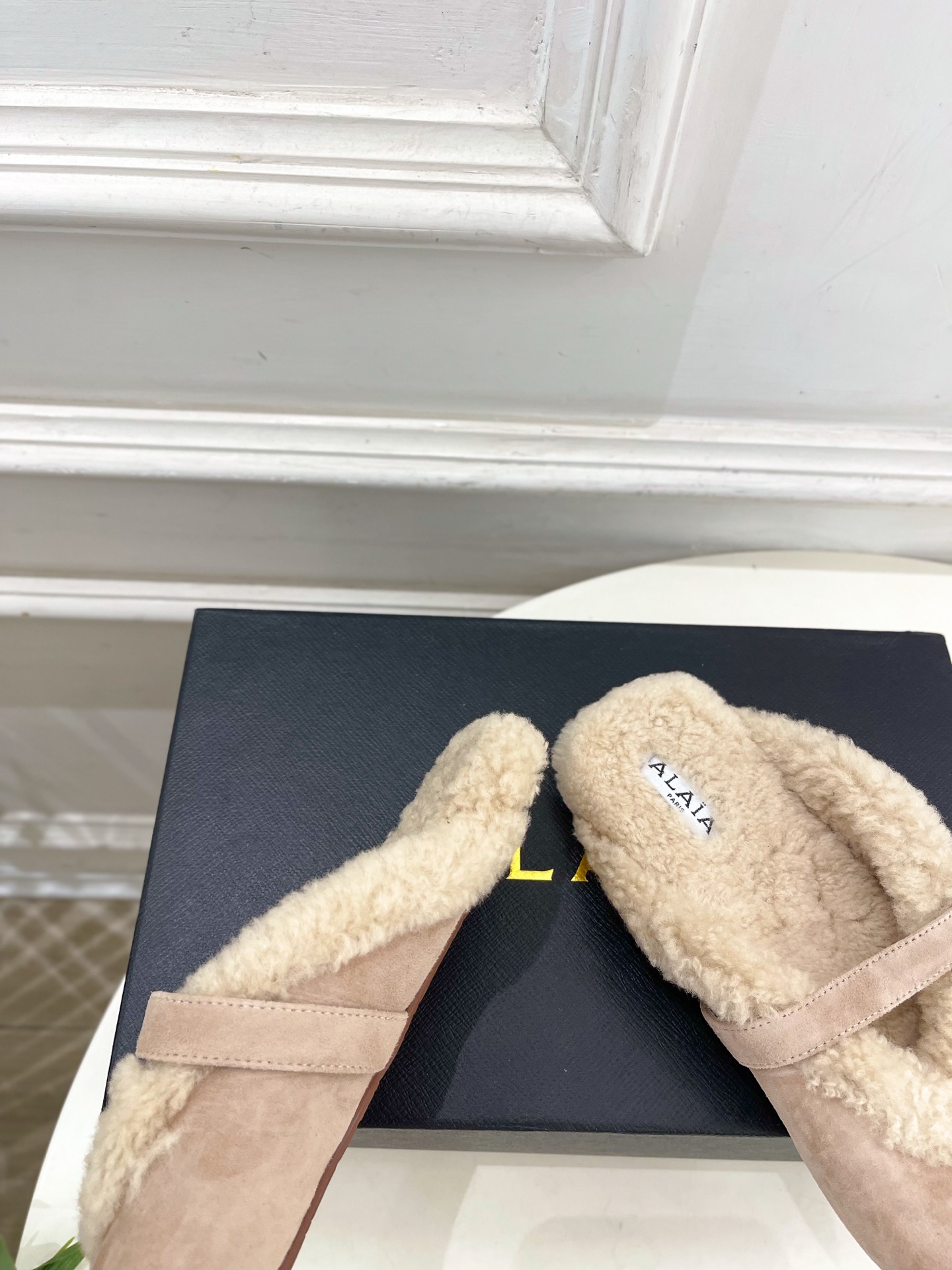 ALAÏA 阿莱亚26𝐬𝐬 2026秋冬新品 秀场同款 经典搭扣羊羔毛平底包头半拖鞋 ————————— Alaïa ALAÏA 阿莱亚26𝐬𝐬 2026秋冬新品 秀场同款 经典搭扣羊羔毛平底包头半拖鞋 ————————— Alaïa