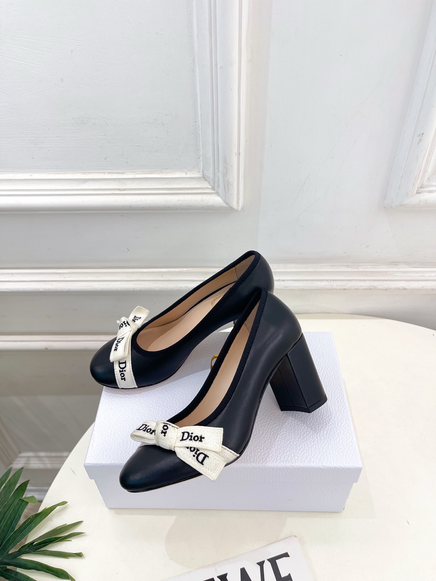 Dior | 迪奥 26𝐬𝐬 🧡💚2026秋冬新品 顶级版本⚠️ 专柜主打新款 J'Adior 字母饰带蝴蝶结粗跟 Dior | 迪奥 26𝐬𝐬 🧡💚2026秋冬新品 顶级版本⚠️ 专柜主打新款 J'Adior 字母饰带蝴蝶结粗跟