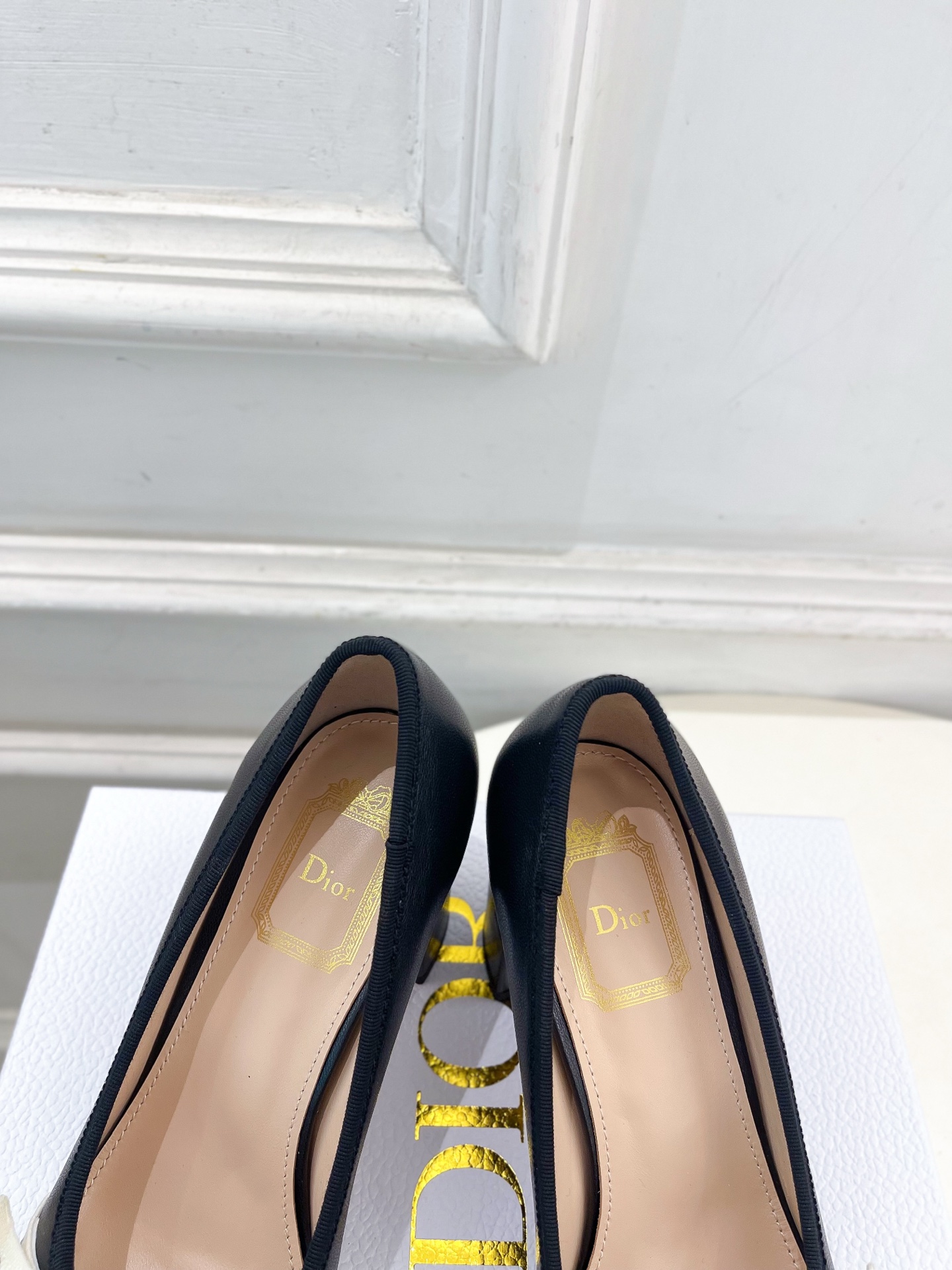 Dior | 迪奥 26𝐬𝐬 🧡💚2026秋冬新品 顶级版本⚠️ 专柜主打新款 J'Adior 字母饰带蝴蝶结粗跟 Dior | 迪奥 26𝐬𝐬 🧡💚2026秋冬新品 顶级版本⚠️ 专柜主打新款 J'Adior 字母饰带蝴蝶结粗跟