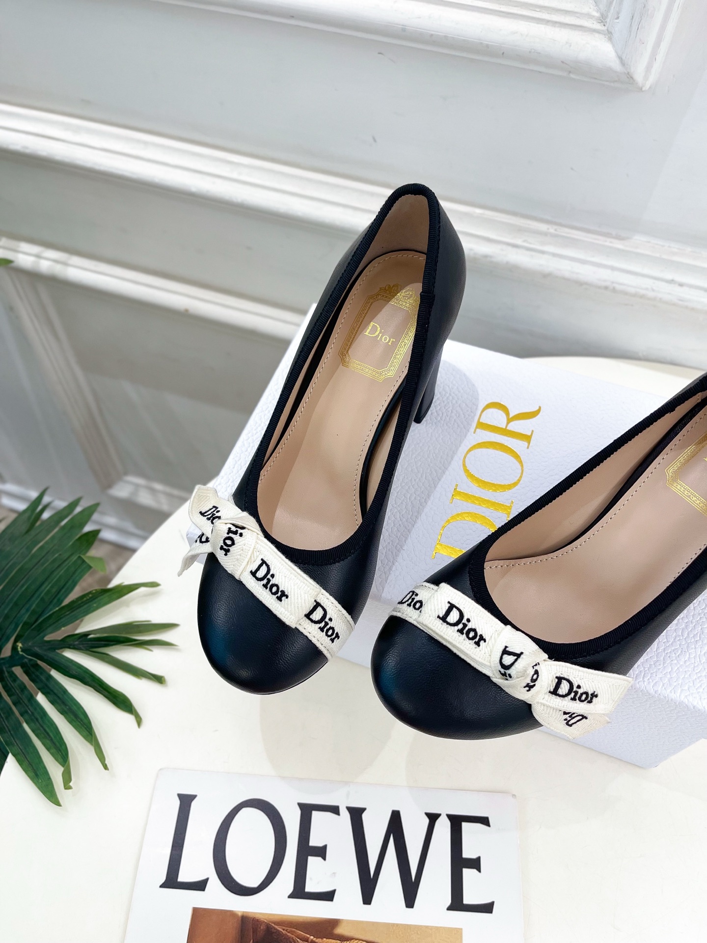 Dior | 迪奥 26𝐬𝐬 🧡💚2026秋冬新品 顶级版本⚠️ 专柜主打新款 J'Adior 字母饰带蝴蝶结粗跟 Dior | 迪奥 26𝐬𝐬 🧡💚2026秋冬新品 顶级版本⚠️ 专柜主打新款 J'Adior 字母饰带蝴蝶结粗跟