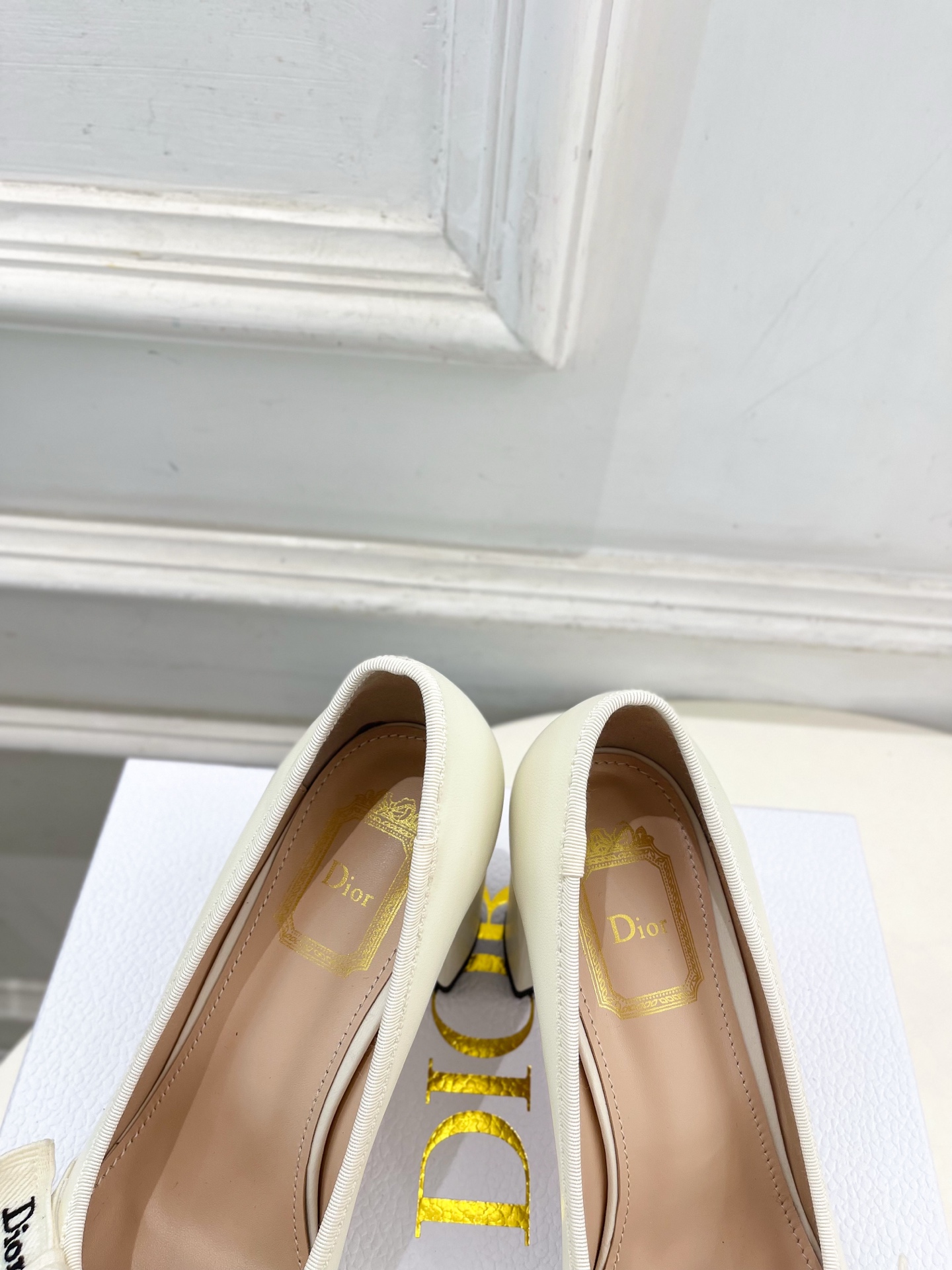 Dior |  迪奥  26𝐬𝐬  🧡💚2026秋冬新品 顶级版本⚠️ 专柜主打新款 J'Adior 字母饰带蝴蝶结粗跟
