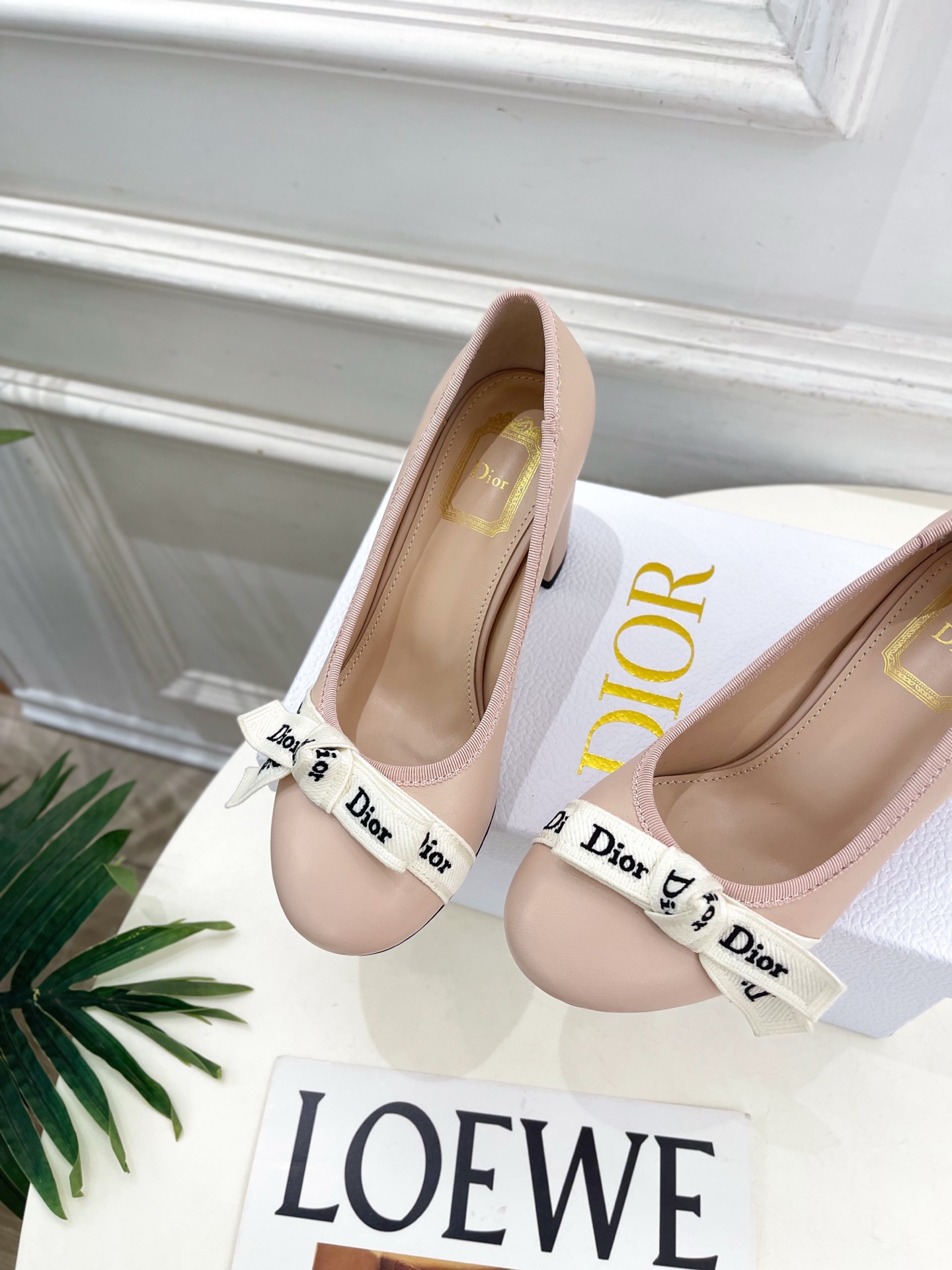 Dior | 迪奥 26𝐬𝐬 🧡💚2026秋冬新品 顶级版本⚠️ 专柜主打新款 J'Adior 字母饰带蝴蝶结粗跟 Dior | 迪奥 26𝐬𝐬 🧡💚2026秋冬新品 顶级版本⚠️ 专柜主打新款 J'Adior 字母饰带蝴蝶结粗跟