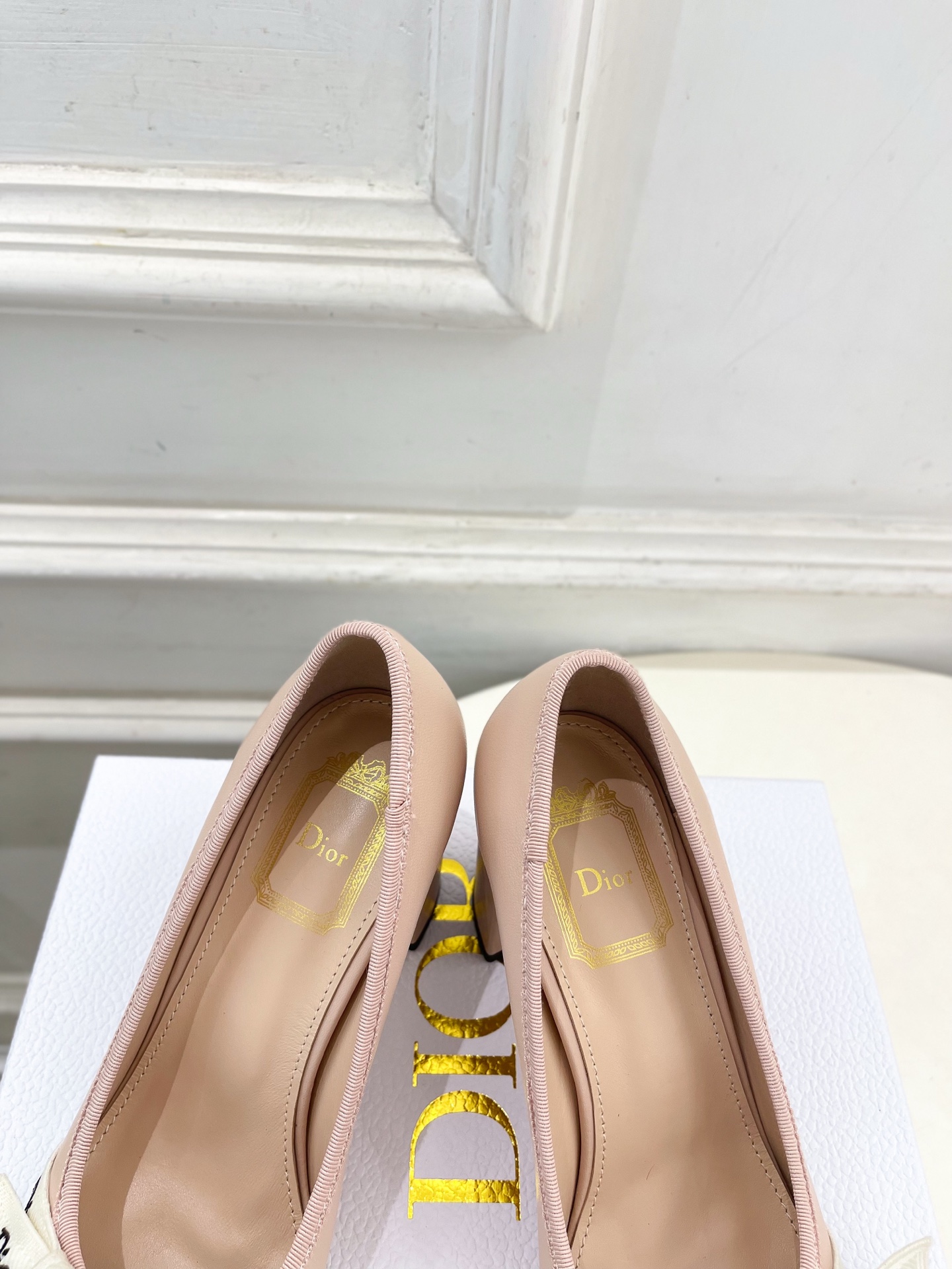 Dior | 迪奥 26𝐬𝐬 🧡💚2026秋冬新品 顶级版本⚠️ 专柜主打新款 J'Adior 字母饰带蝴蝶结粗跟 Dior | 迪奥 26𝐬𝐬 🧡💚2026秋冬新品 顶级版本⚠️ 专柜主打新款 J'Adior 字母饰带蝴蝶结粗跟