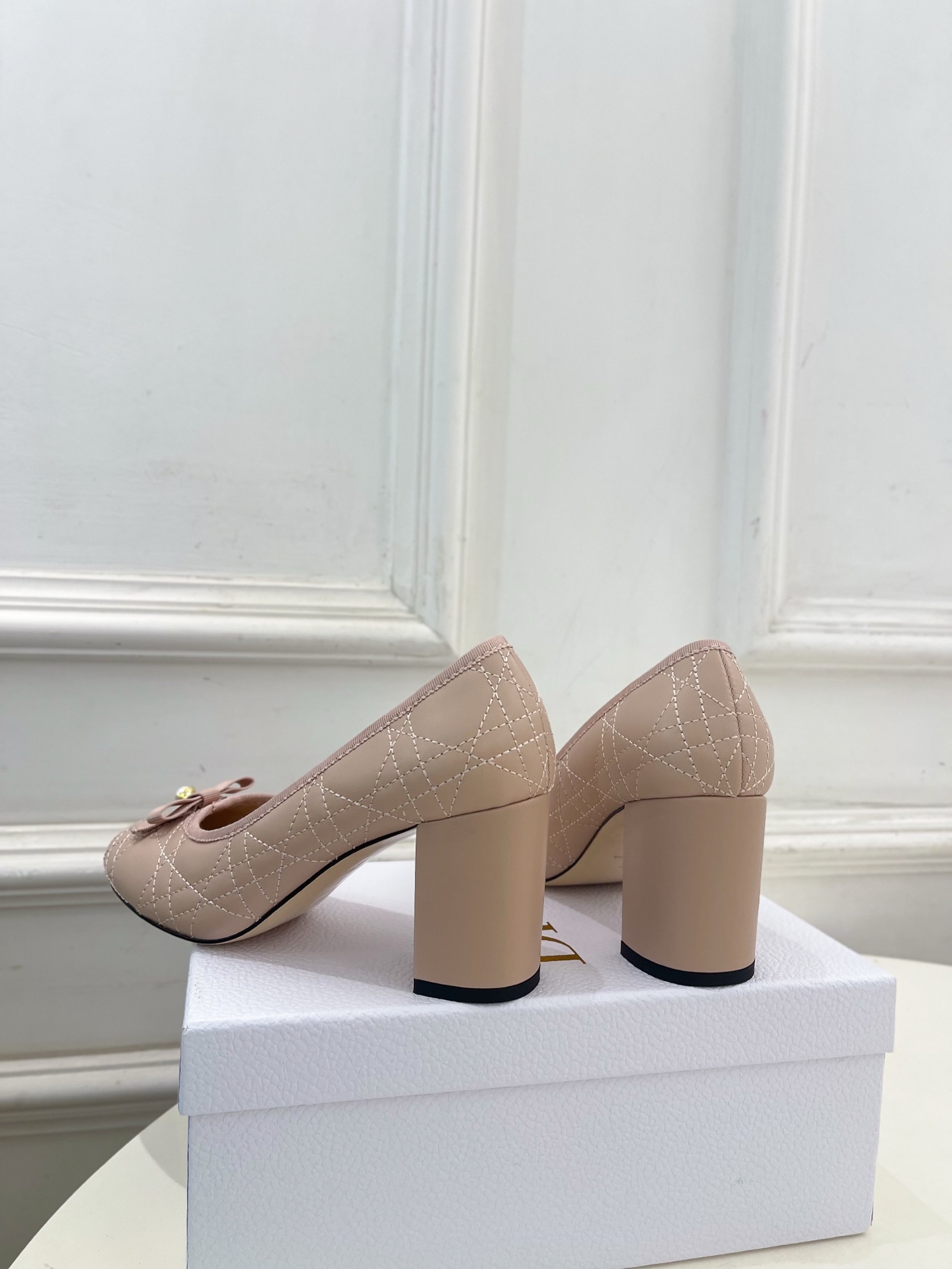 Dior | 迪奥 26𝐬𝐬 🧡💚2026秋冬新品 顶级版本⚠️ 专柜主打新款 J'Adio藤格纹蝴蝶结珍珠高跟单 Dior | 迪奥 26𝐬𝐬 🧡💚2026秋冬新品 顶级版本⚠️ 专柜主打新款 J'Adio藤格纹蝴蝶结珍珠高跟单