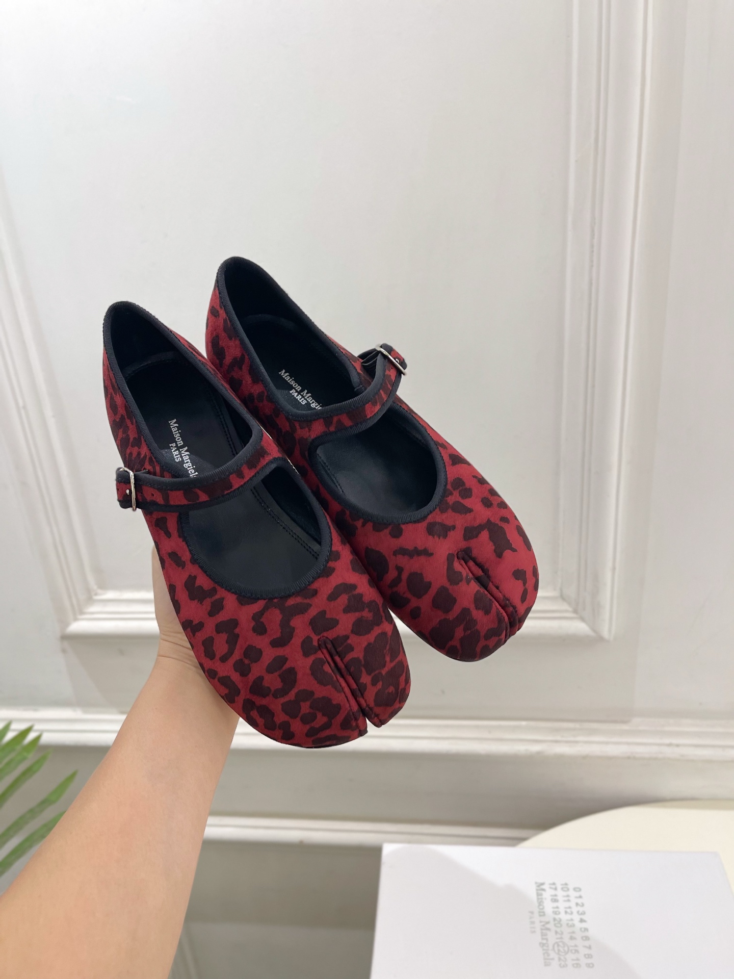 Maison Margiela· 马吉拉26𝐬𝐬  2026秋冬新品 MM6复古分趾玛丽珍芭蕾鞋———————— MM6