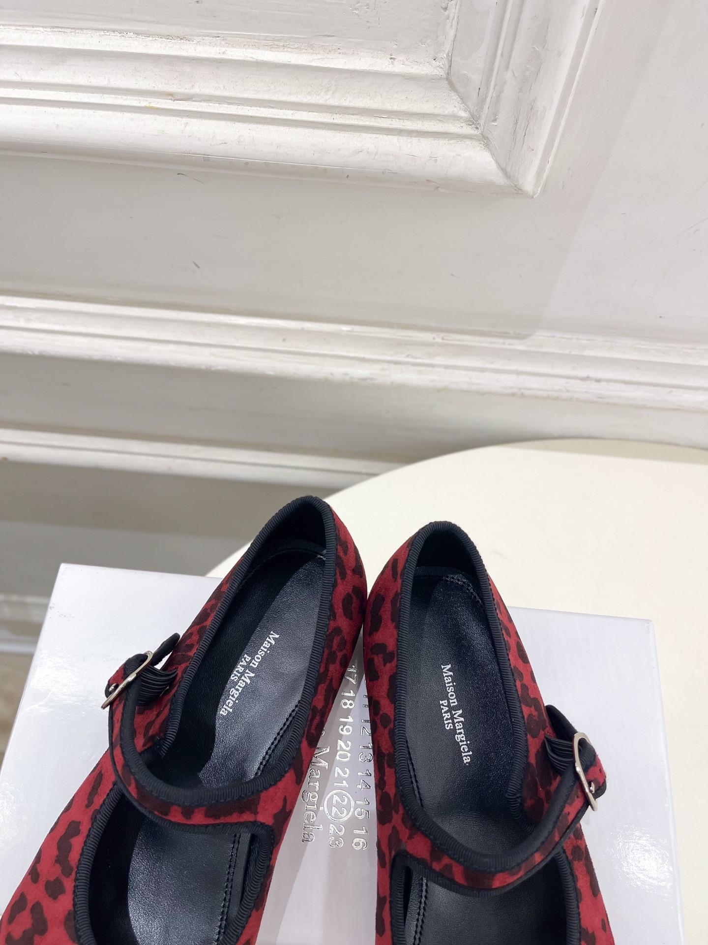 Maison Margiela· 马吉拉26𝐬𝐬  2026秋冬新品 MM6复古分趾玛丽珍芭蕾鞋———————— MM6