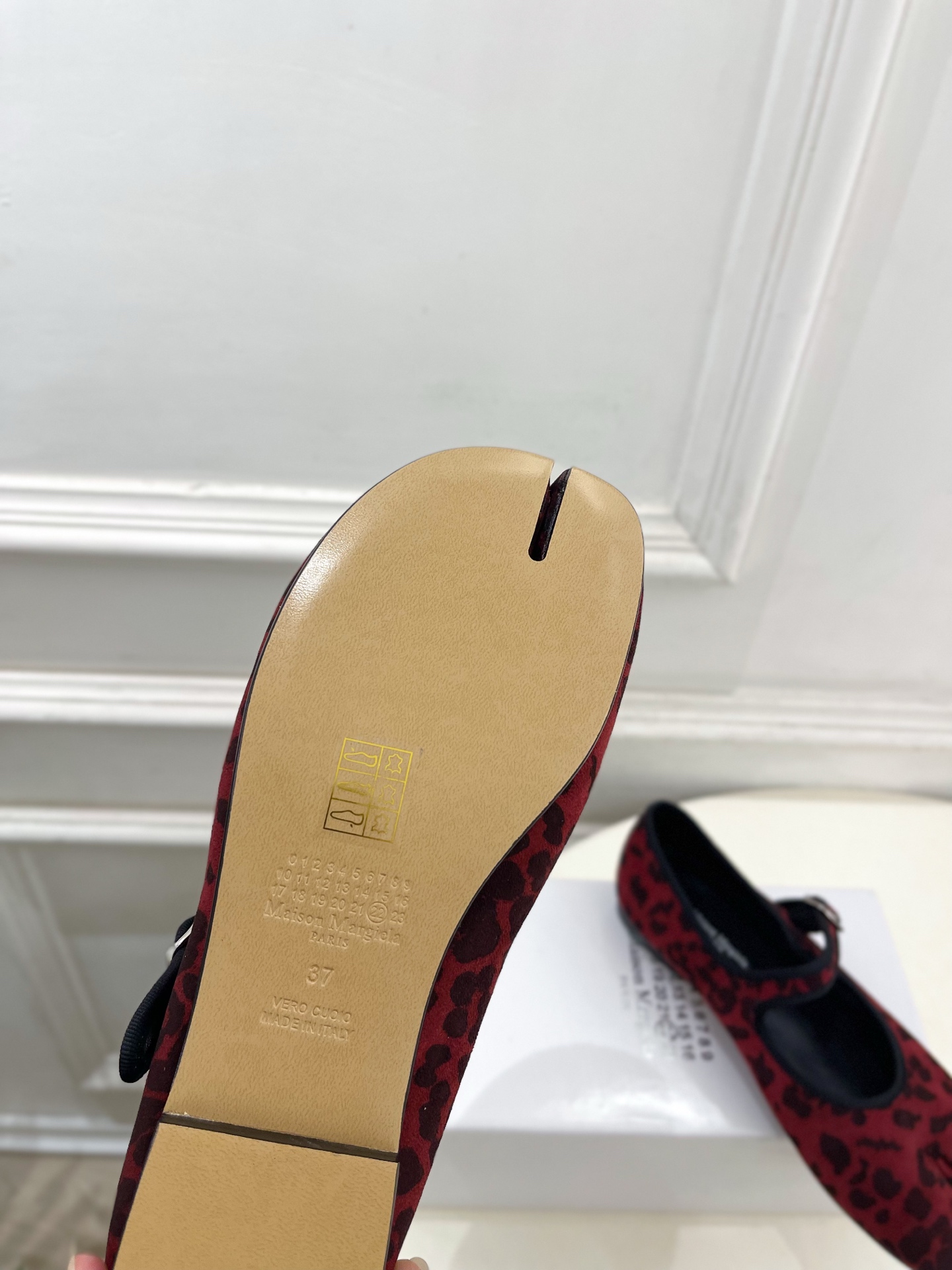 Maison Margiela· 马吉拉26𝐬𝐬  2026秋冬新品 MM6复古分趾玛丽珍芭蕾鞋———————— MM6