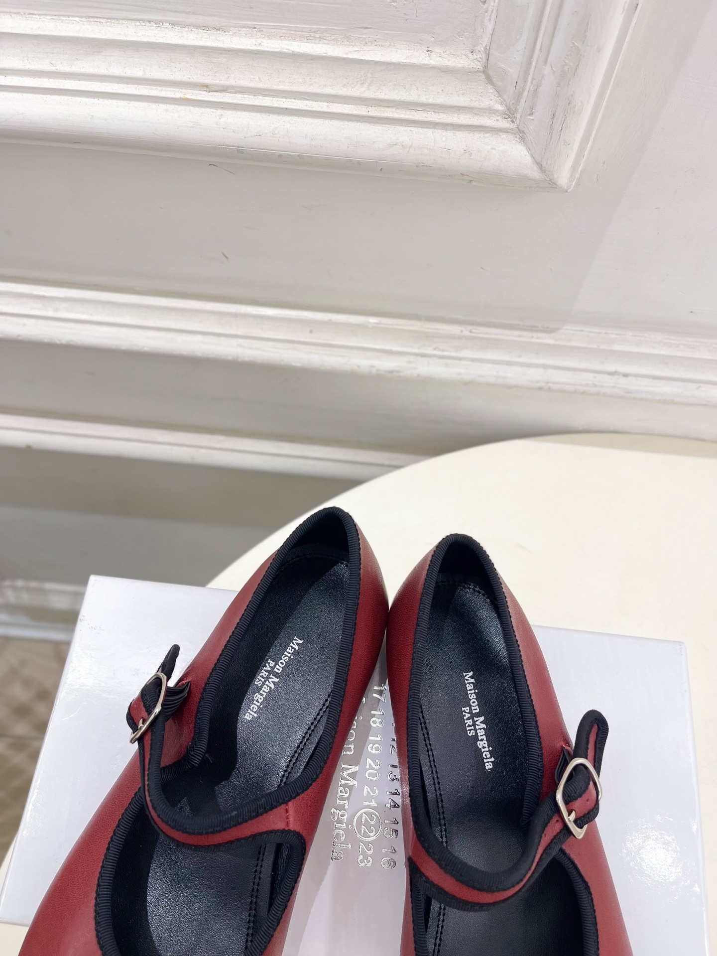 Maison Margiela· 马吉拉26𝐬𝐬  2026秋冬新品 MM6复古分趾玛丽珍芭蕾鞋———————— MM6