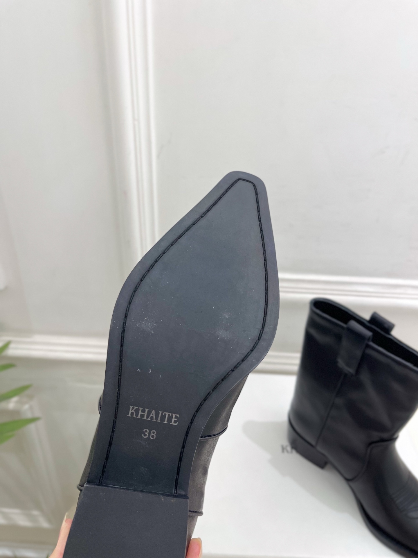 Khaite 2026秋冬新品 复古西部刺绣粗跟短靴 ————————— 作为这两年最受欢迎的设计师牌，设计简单、细节巧