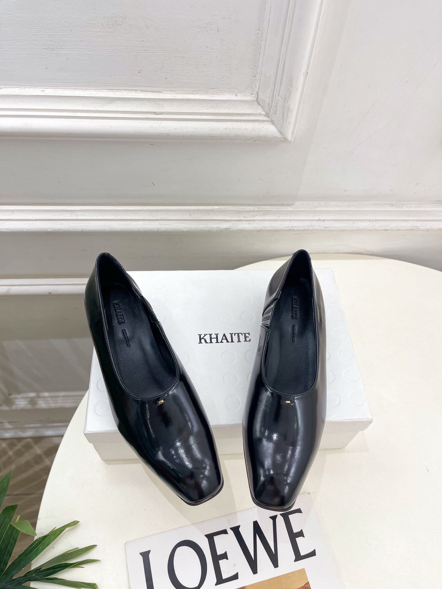 Khaite 2026秋冬新品 复古极简方头粗跟单鞋 ————————— 作为这两年最受欢迎的设计师牌，设计简单、细节巧