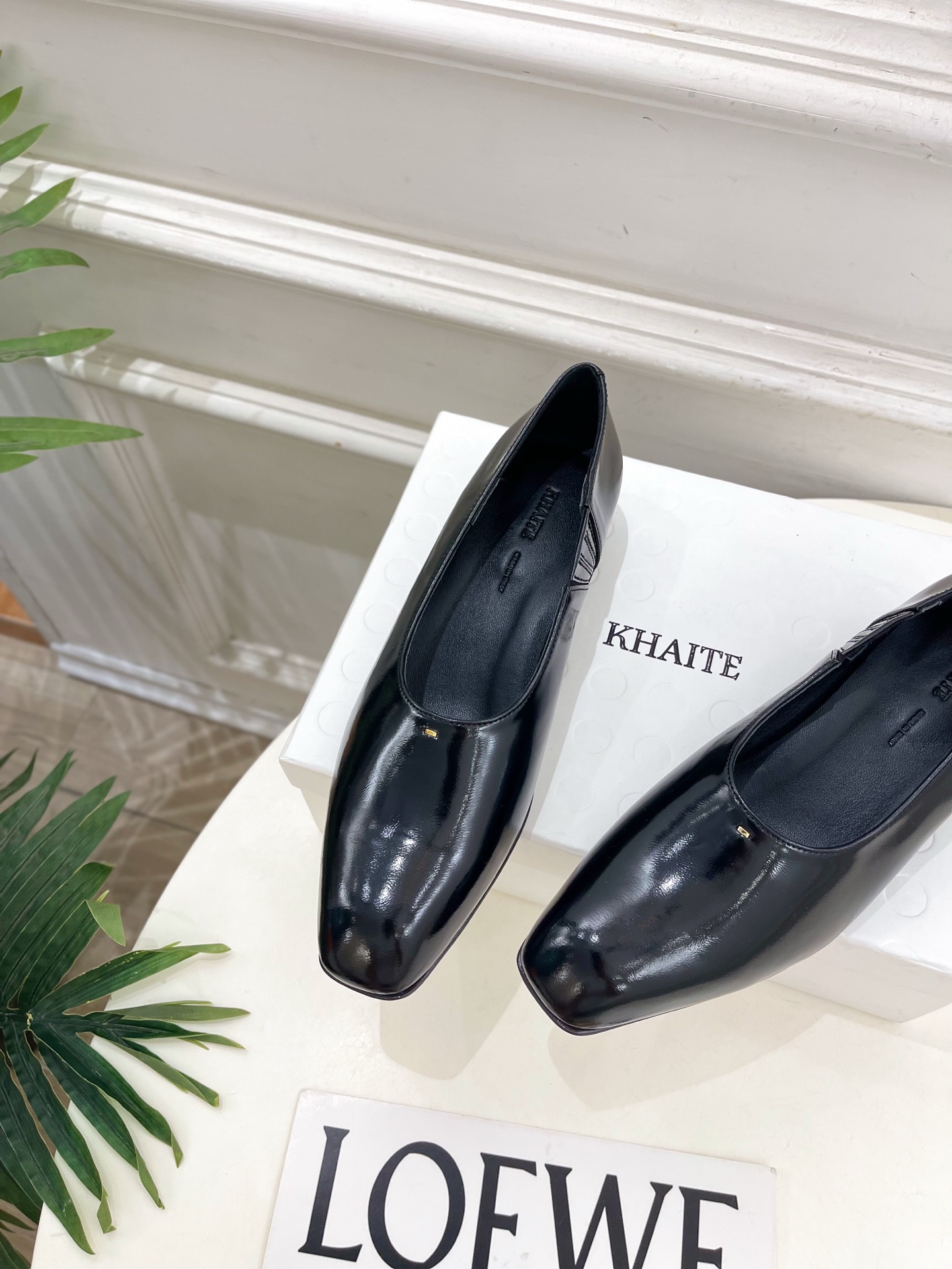 Khaite 2026秋冬新品 复古极简方头粗跟单鞋 ————————— 作为这两年最受欢迎的设计师牌，设计简单、细节巧