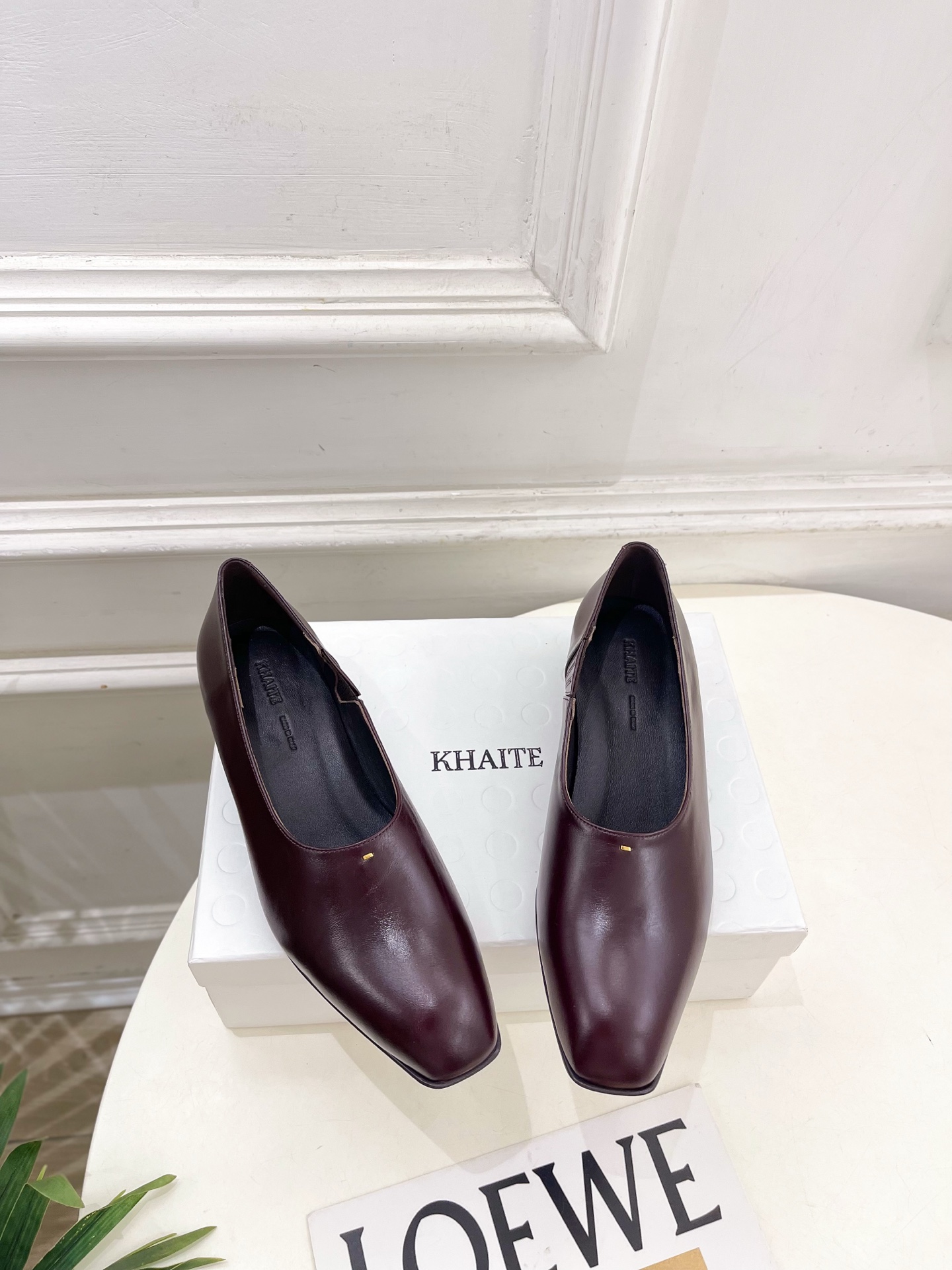 Khaite 2026秋冬新品 复古极简方头粗跟单鞋 ————————— 作为这两年最受欢迎的设计师牌，设计简单、细节巧