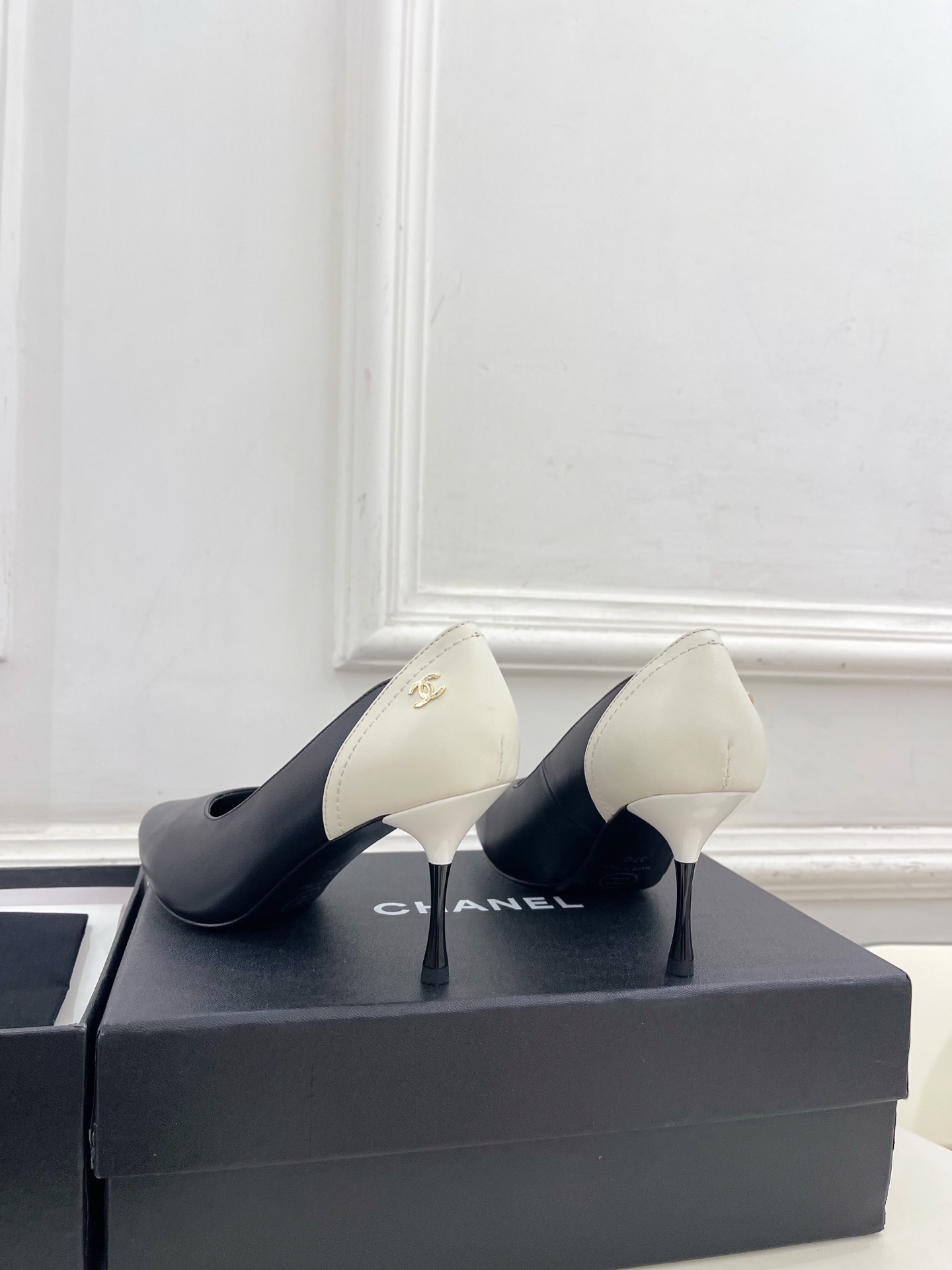 𝐂𝐇𝐀𝐍𝐄𝐋  | 小香  26𝐬𝐬  🦋2026 秋冬新品 专柜经典走秀款 小香双C拼色圆头高跟单鞋 系列上新〰 🍬 