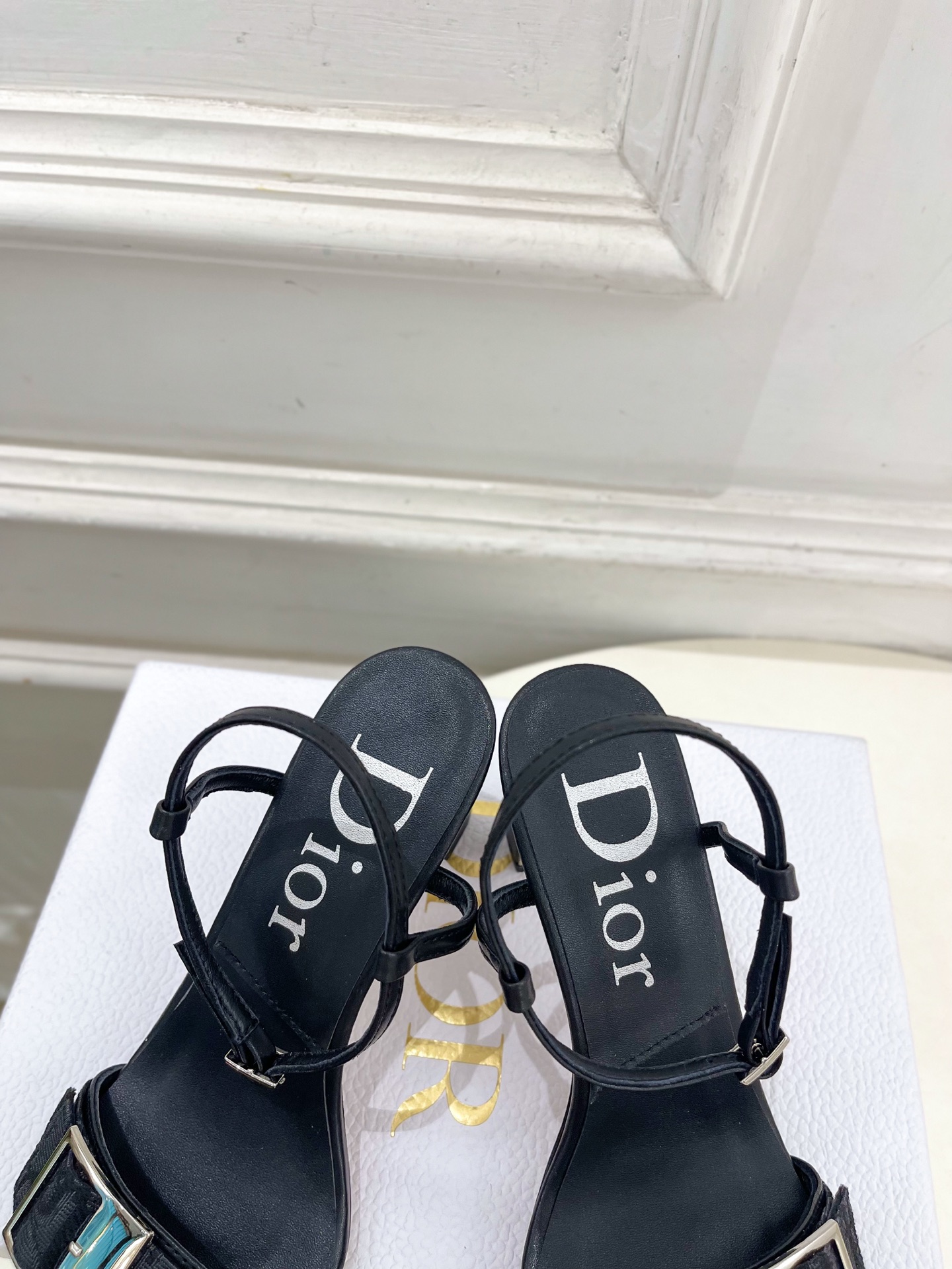 Dior |  迪奥 26𝐬𝐬  🧡💚2026春夏新品 顶级版本⚠️ 专柜主打新款 CD锁扣一字带高跟凉拖鞋 硬货上新🆕