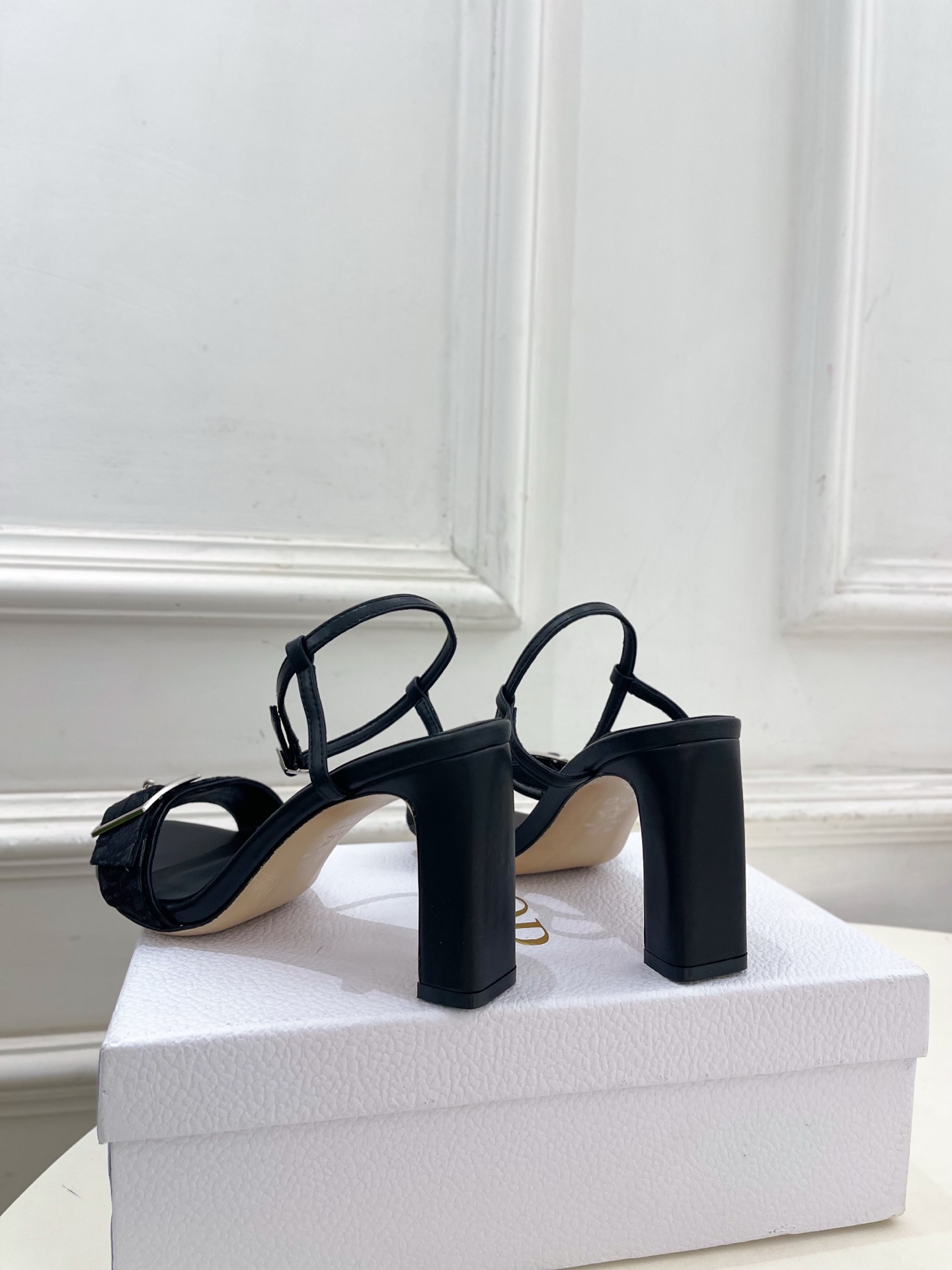 Dior |  迪奥 26𝐬𝐬  🧡💚2026春夏新品 顶级版本⚠️ 专柜主打新款 CD锁扣一字带高跟凉拖鞋 硬货上新🆕